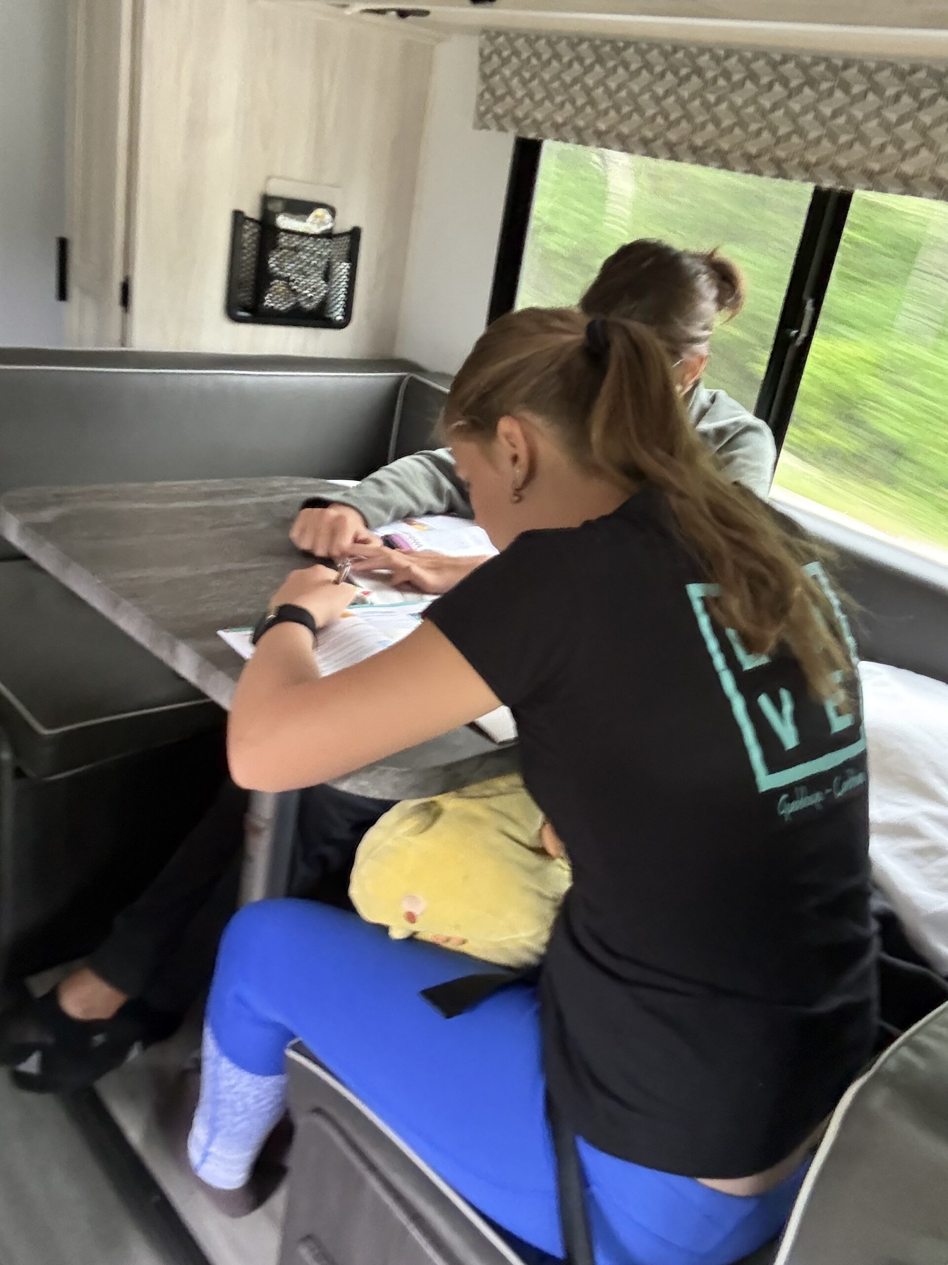 une femme assise sur un canapé dans un bus, Franquelin, Québec, Canada