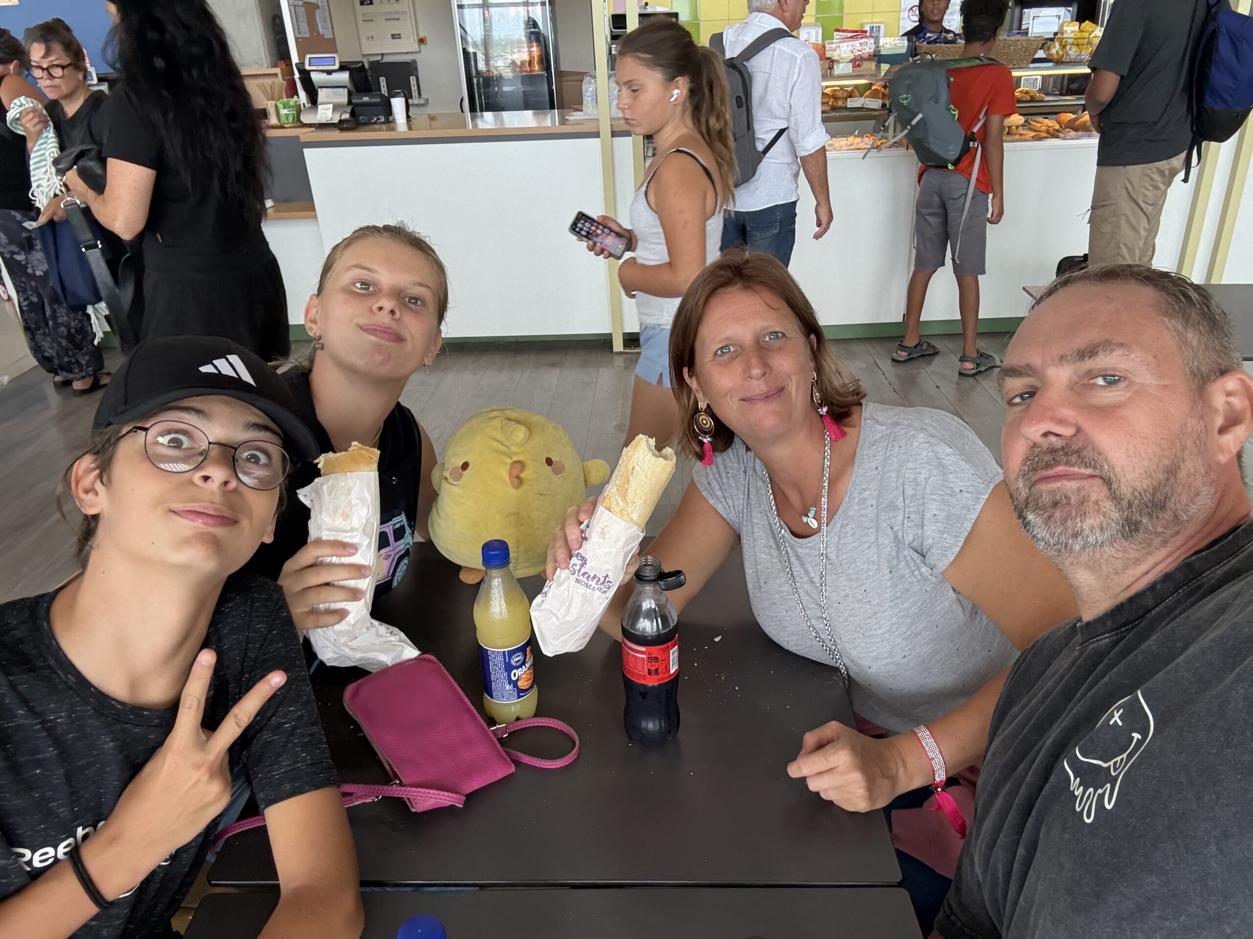 un groupe de personnes assises autour d'une table, Les Abymes, Guadeloupe, France
