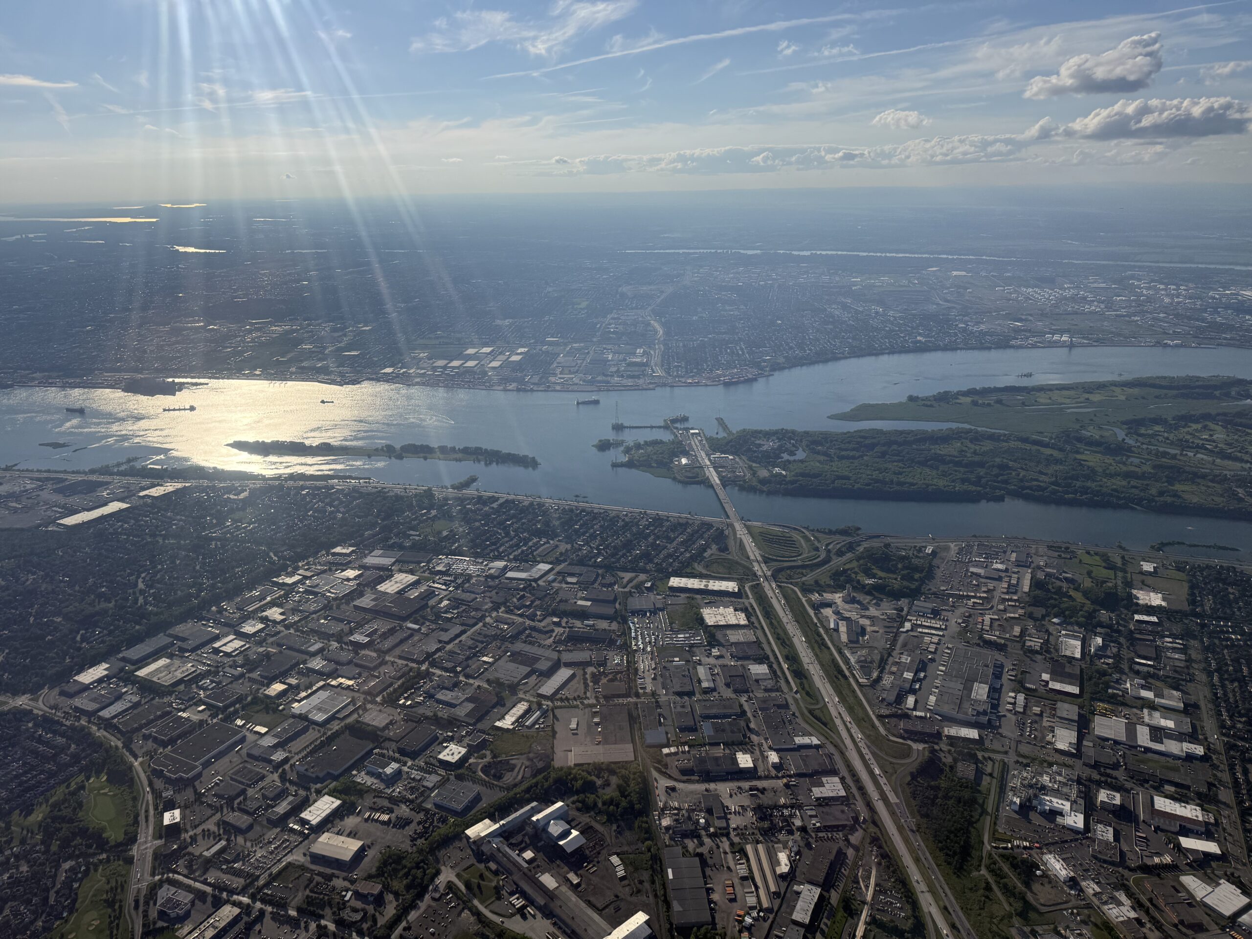une vue d'une ville depuis un avion, Longueuil, Québec, Canada