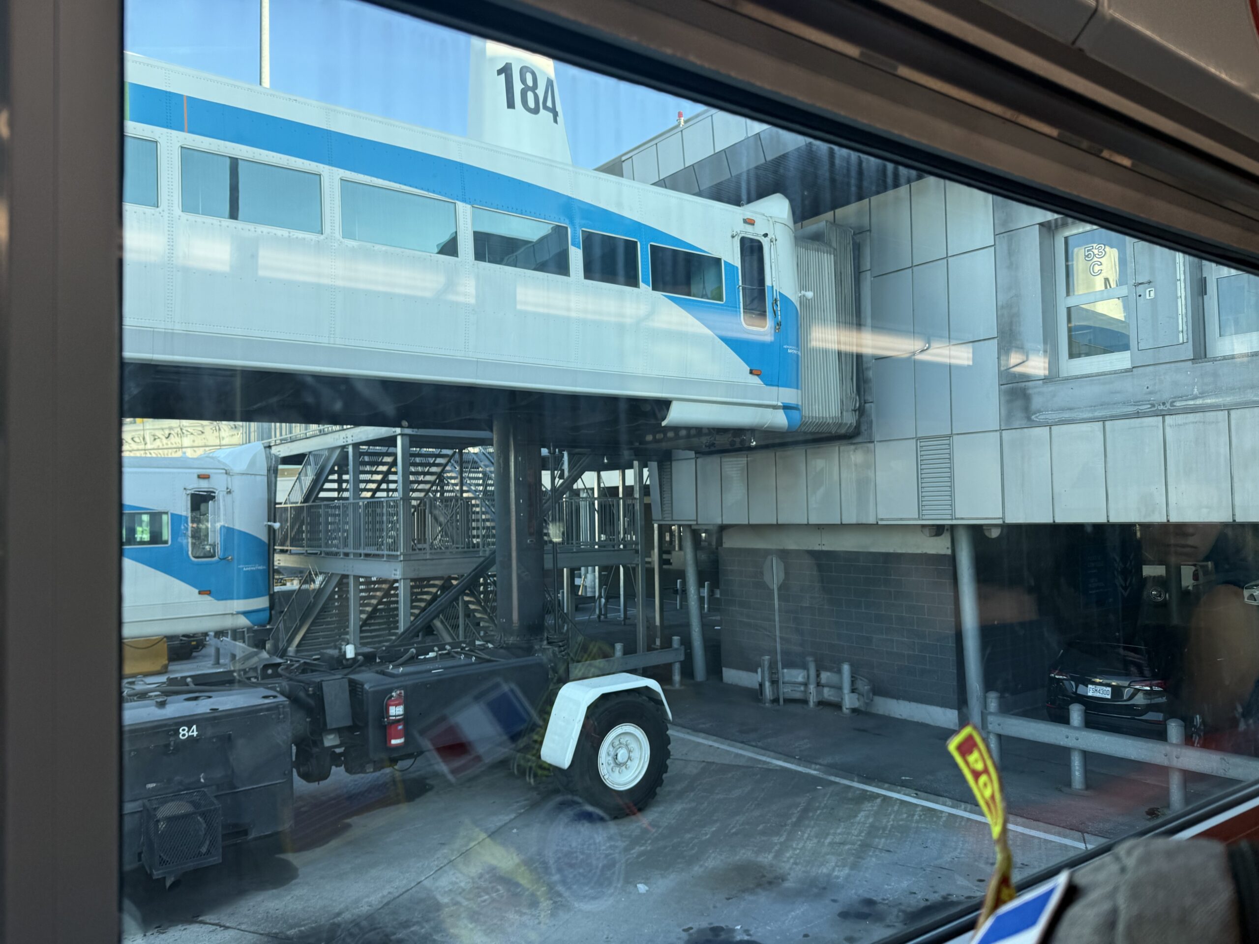 un wagon de train garé dans un parking, Dorval, Québec, Canada