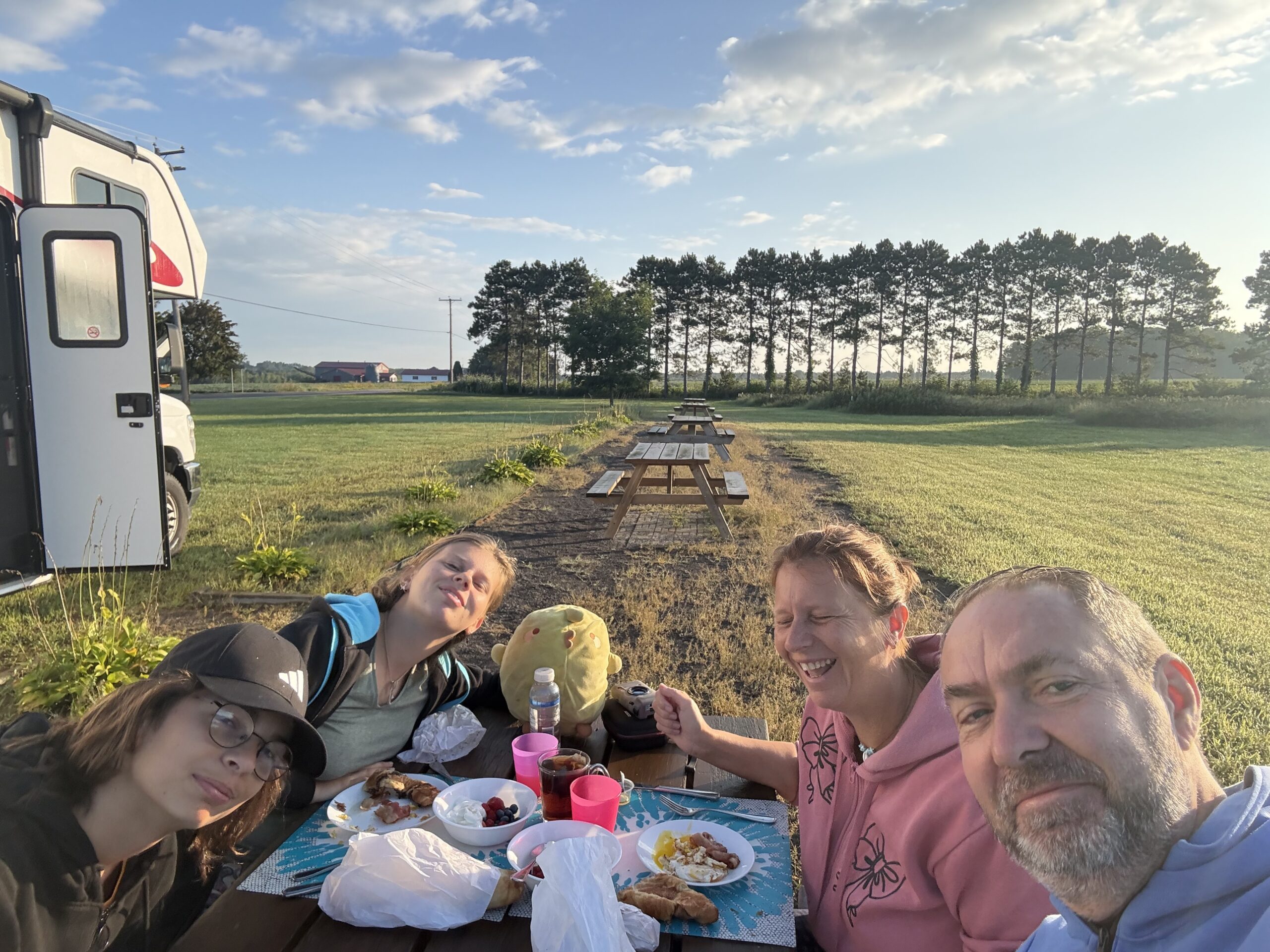 un groupe de personnes assises à une table de pique-nique, Lavaltrie, Québec, Canada