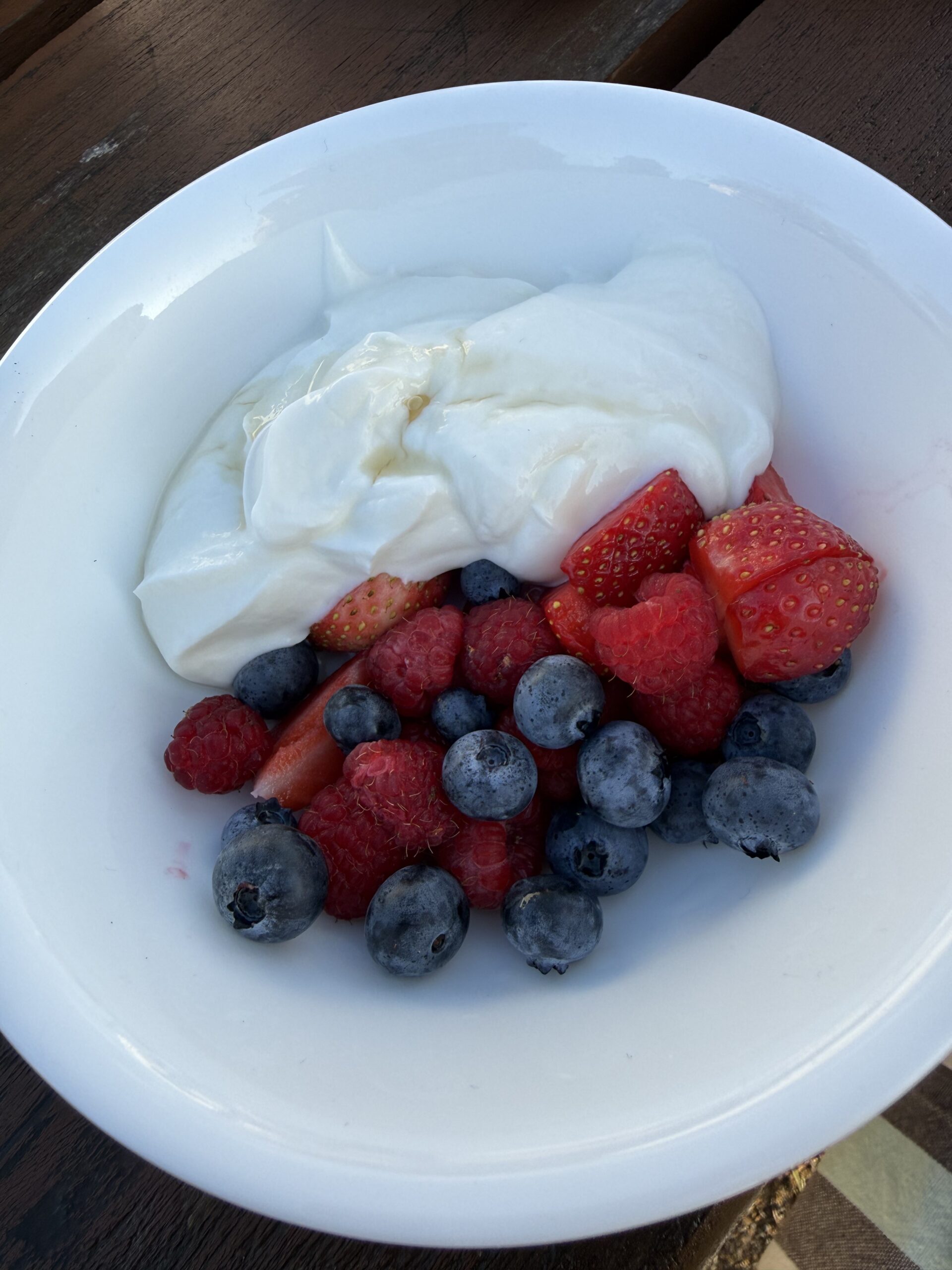 une assiette blanche garnie de fruits et de baies, Lavaltrie, Québec, Canada