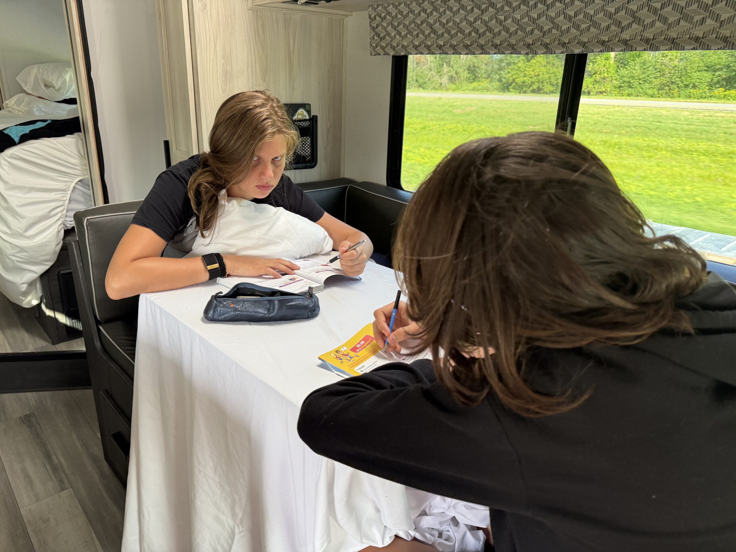 une femme assise à une table en train d'écrire, Yamachiche, Québec, Canada