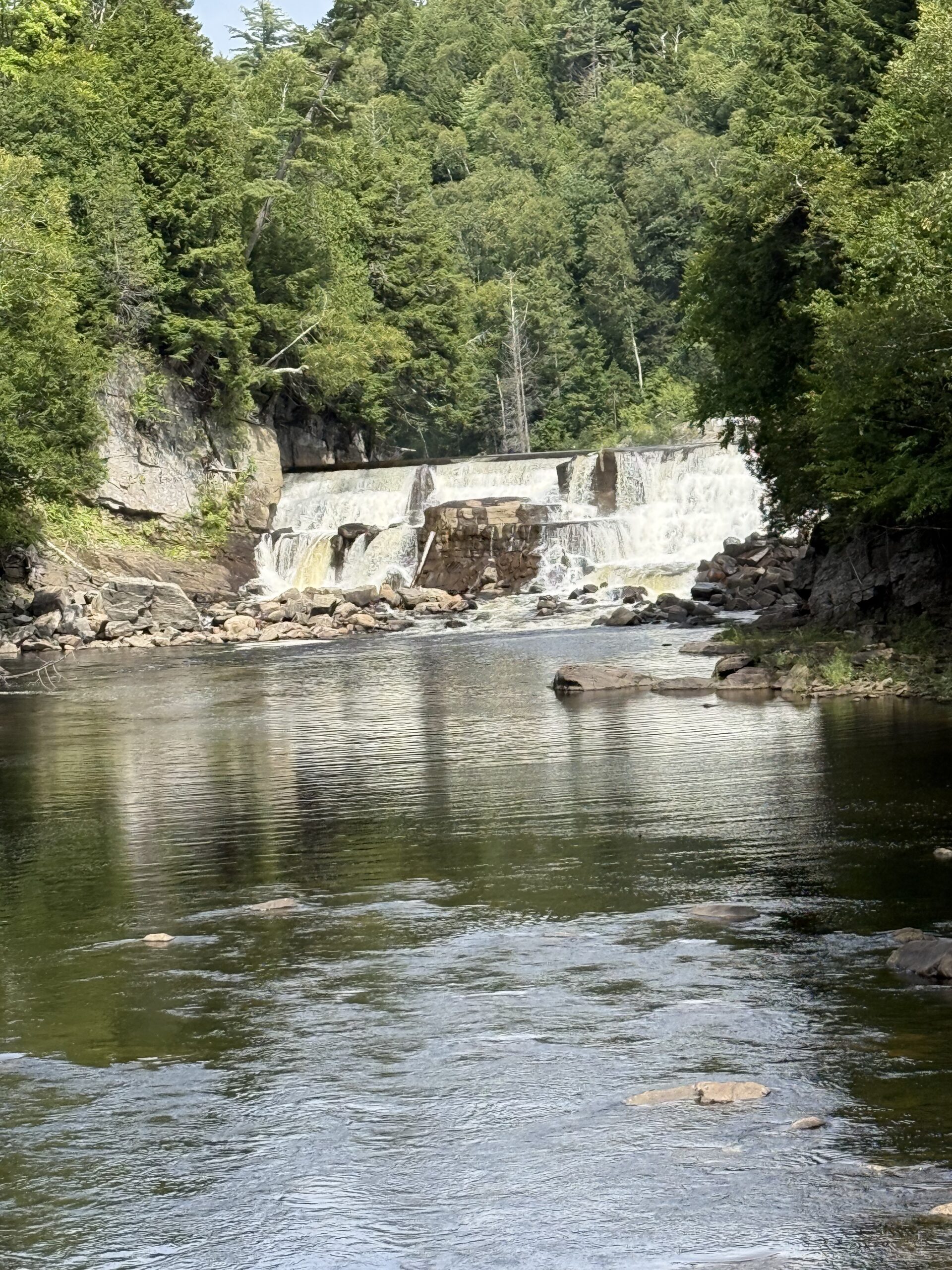 une rivière avec une cascade au milieu, Saint-Joachim, Québec, Canada
