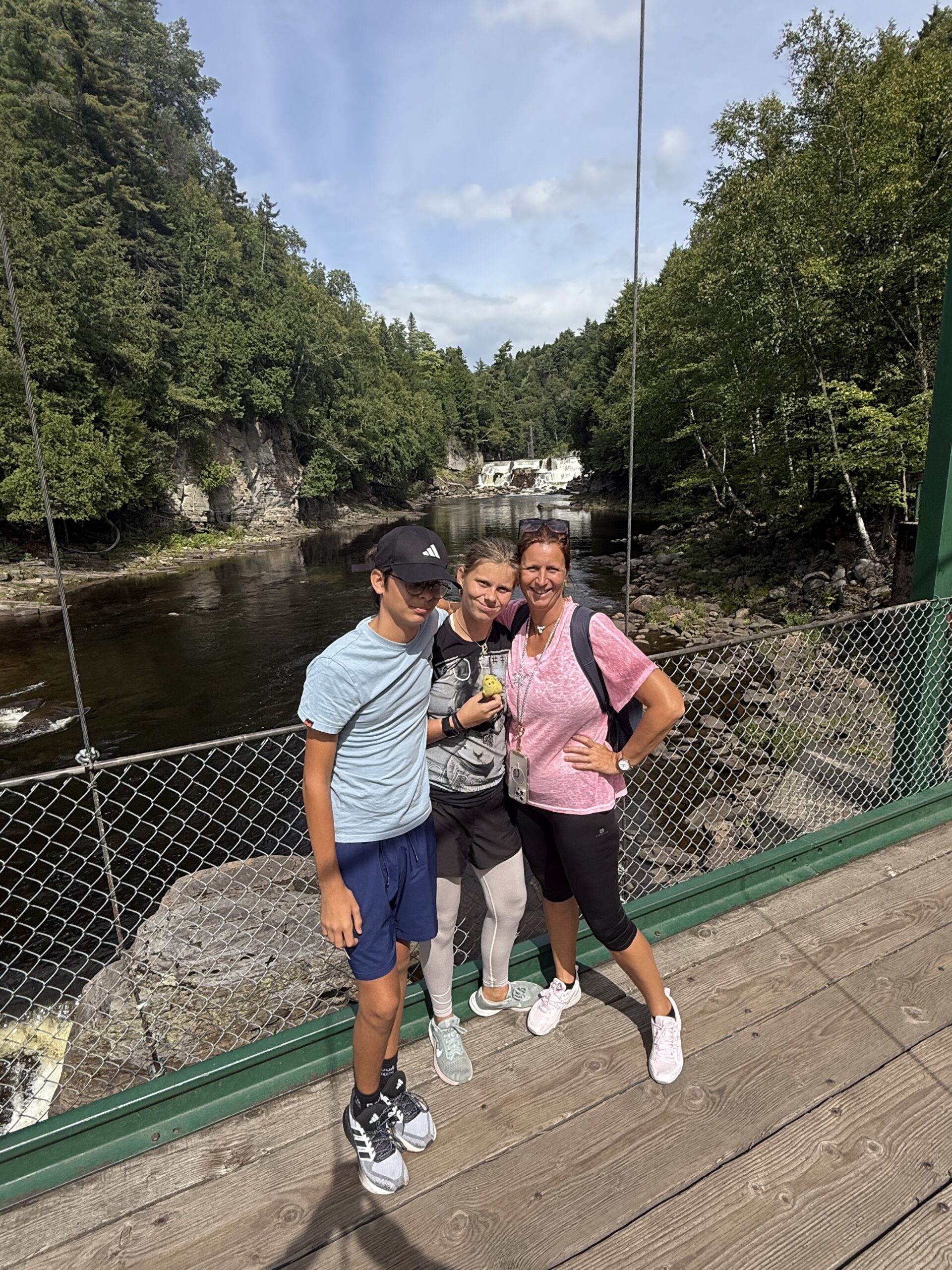 un homme et une femme debout sur un pont, Saint-Joachim, Québec, Canada