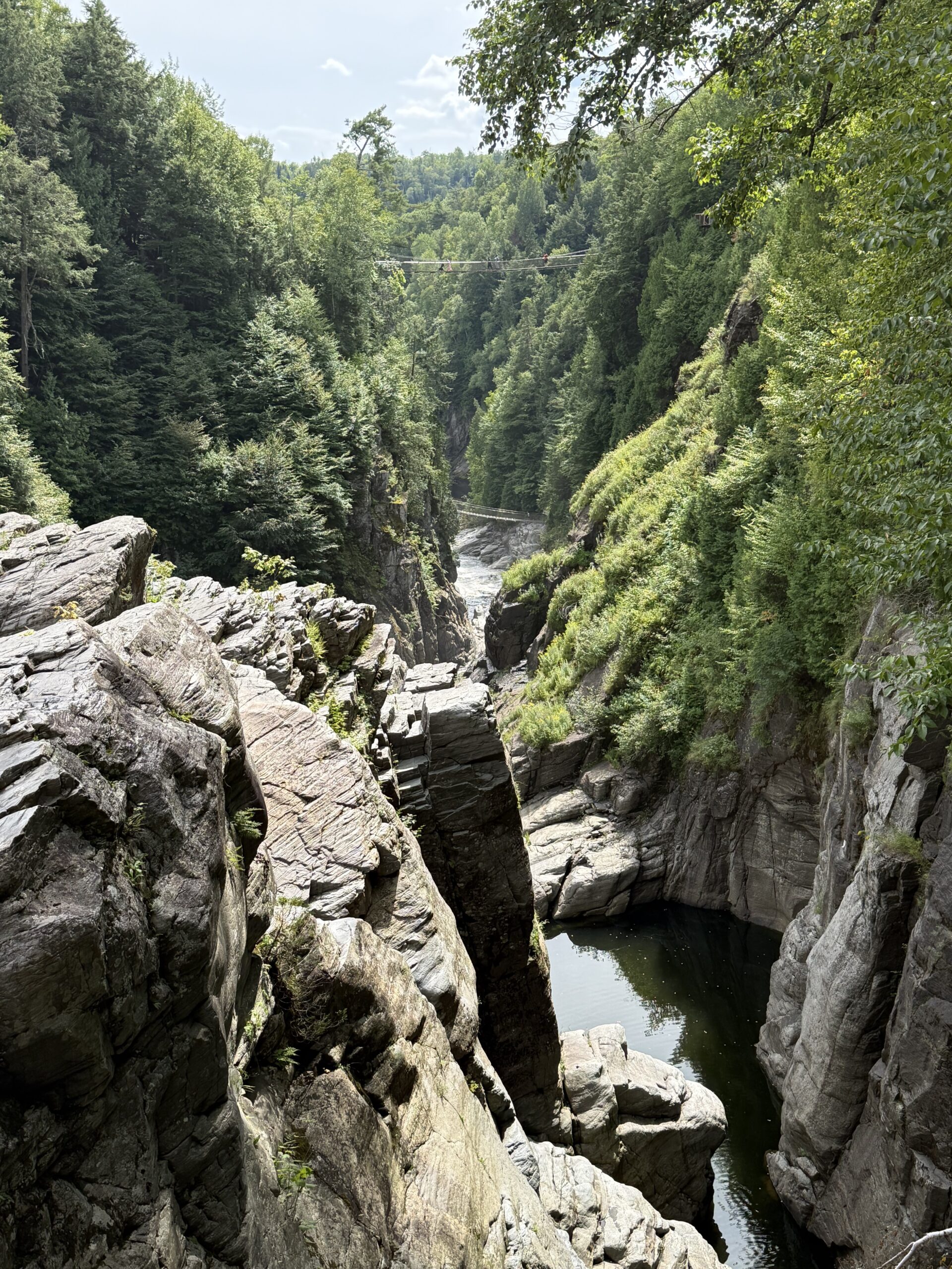 une rivière traversant une gorge rocheuse, Saint-Ferréol-les-Neiges, Québec, Canada