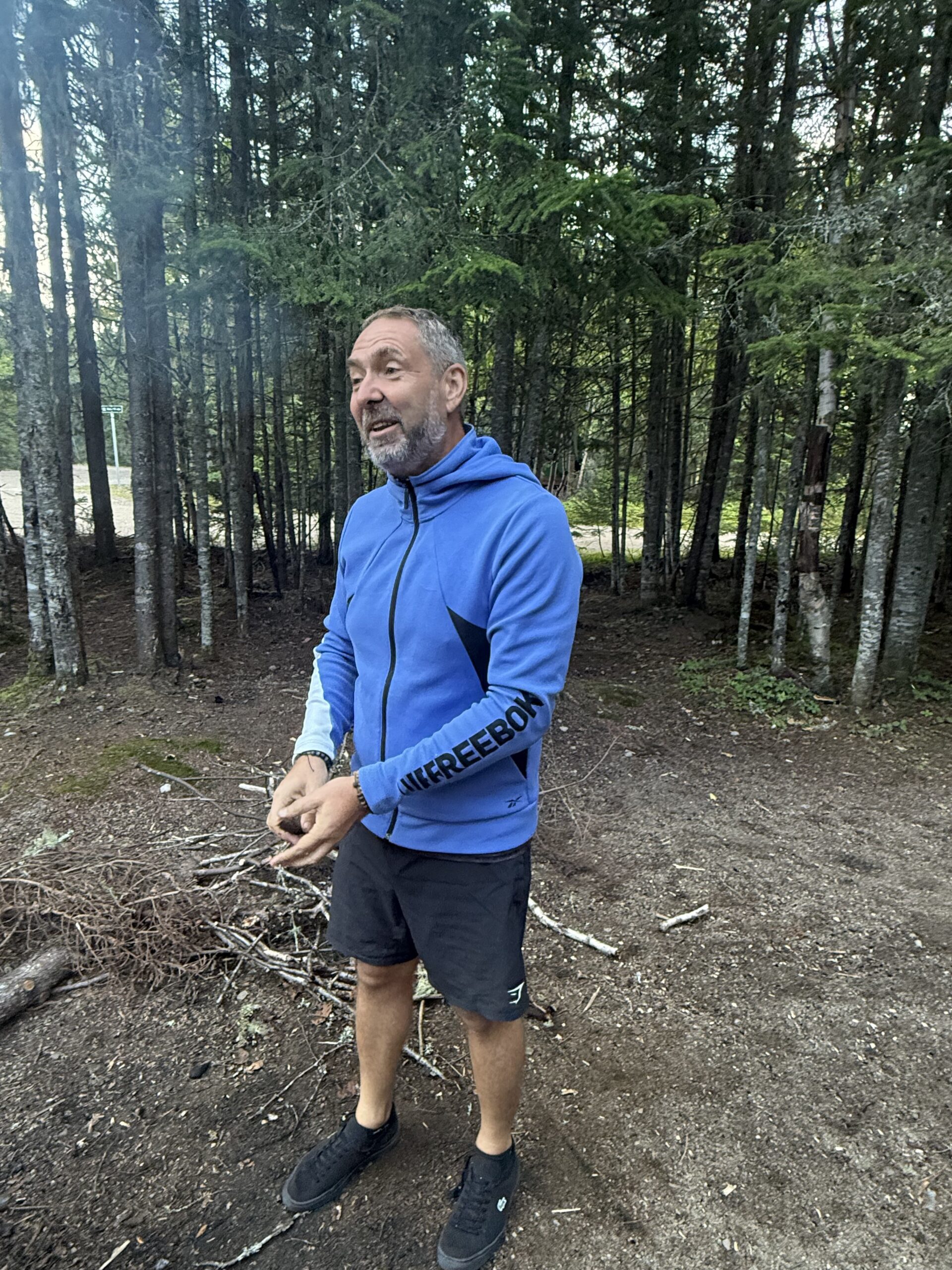 un homme en veste bleue, Lac-Jacques-Cartier, Québec, Canada