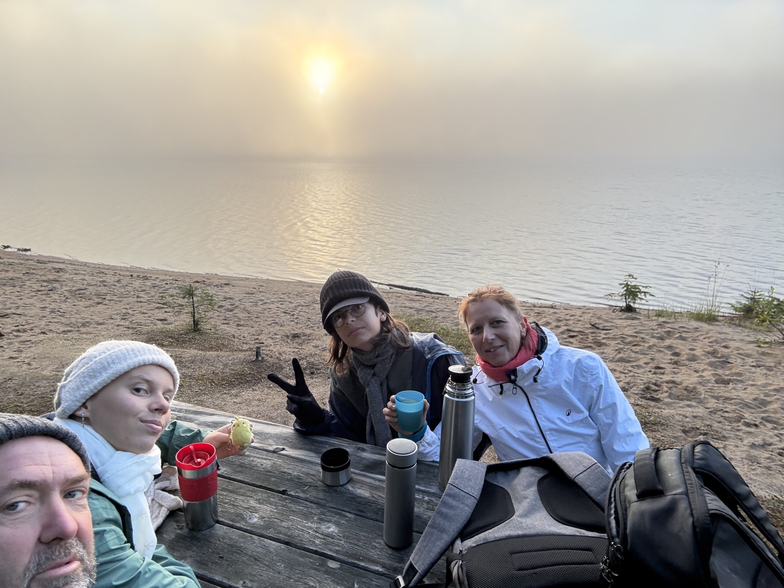 un groupe de personnes assises sur un banc à la plage, Lac-Jacques-Cartier, Québec, Canada