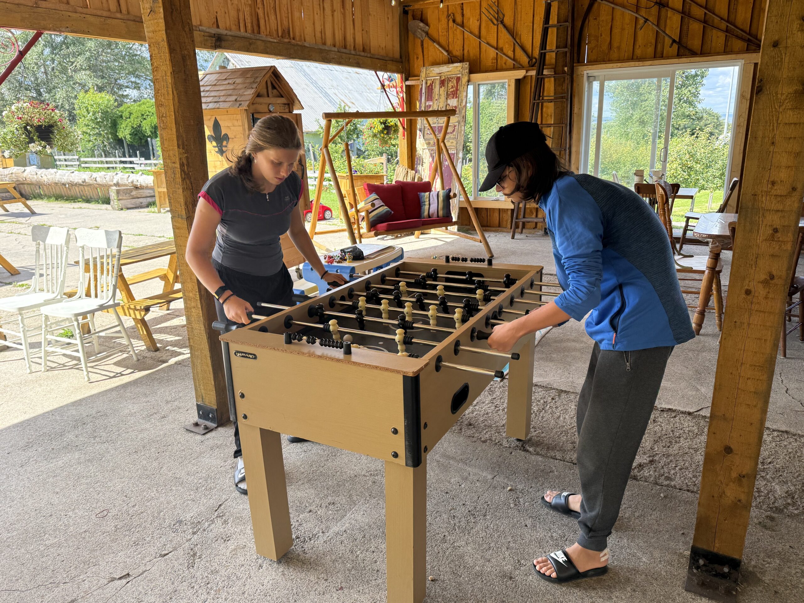 deux femmes jouant, Métabetchouan–Lac-à-la-Croix, Québec, Canada
