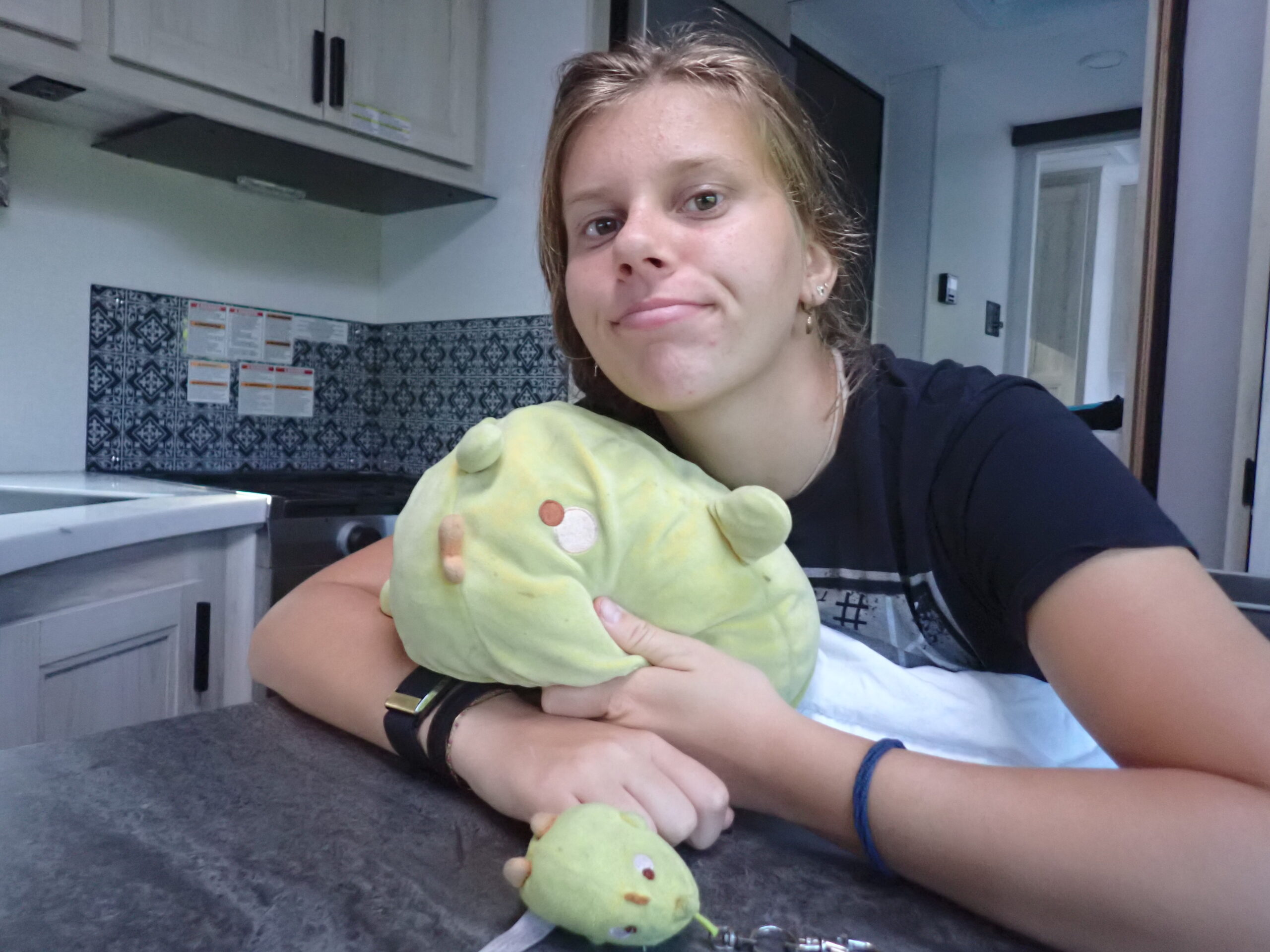 une femme tenant une peluche dans ses mains