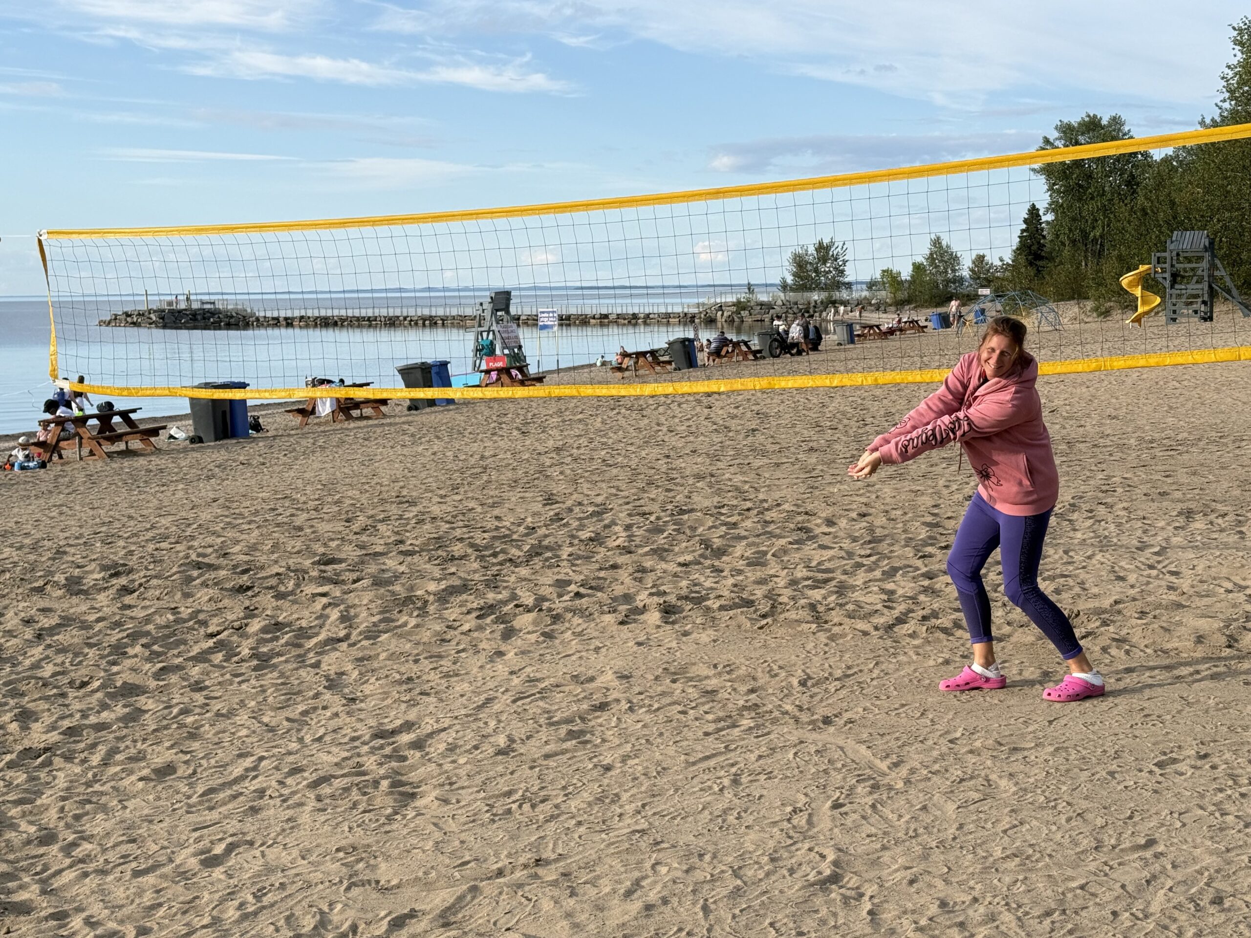 une fille jouant au volley-ball sur la plage, Métabetchouan–Lac-à-la-Croix, Québec, Canada