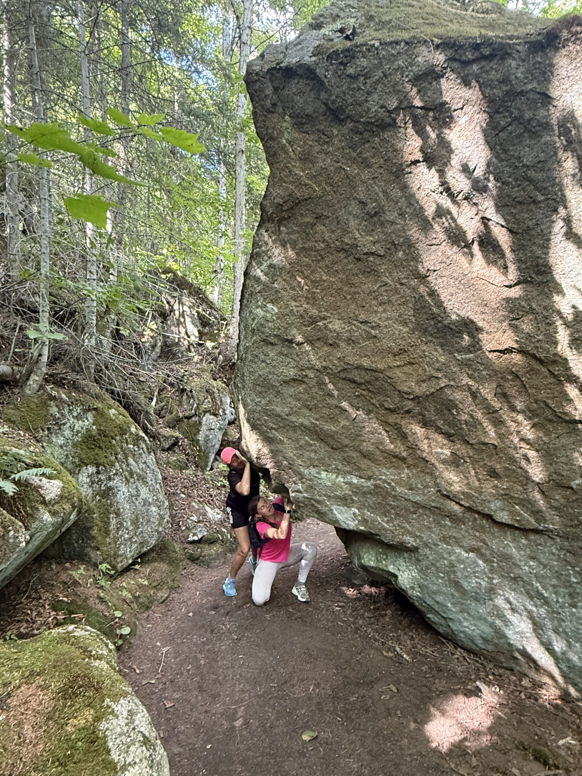 Une femme escalade un rocher dans les bois, Rivière-Éternité, Québec, Canada