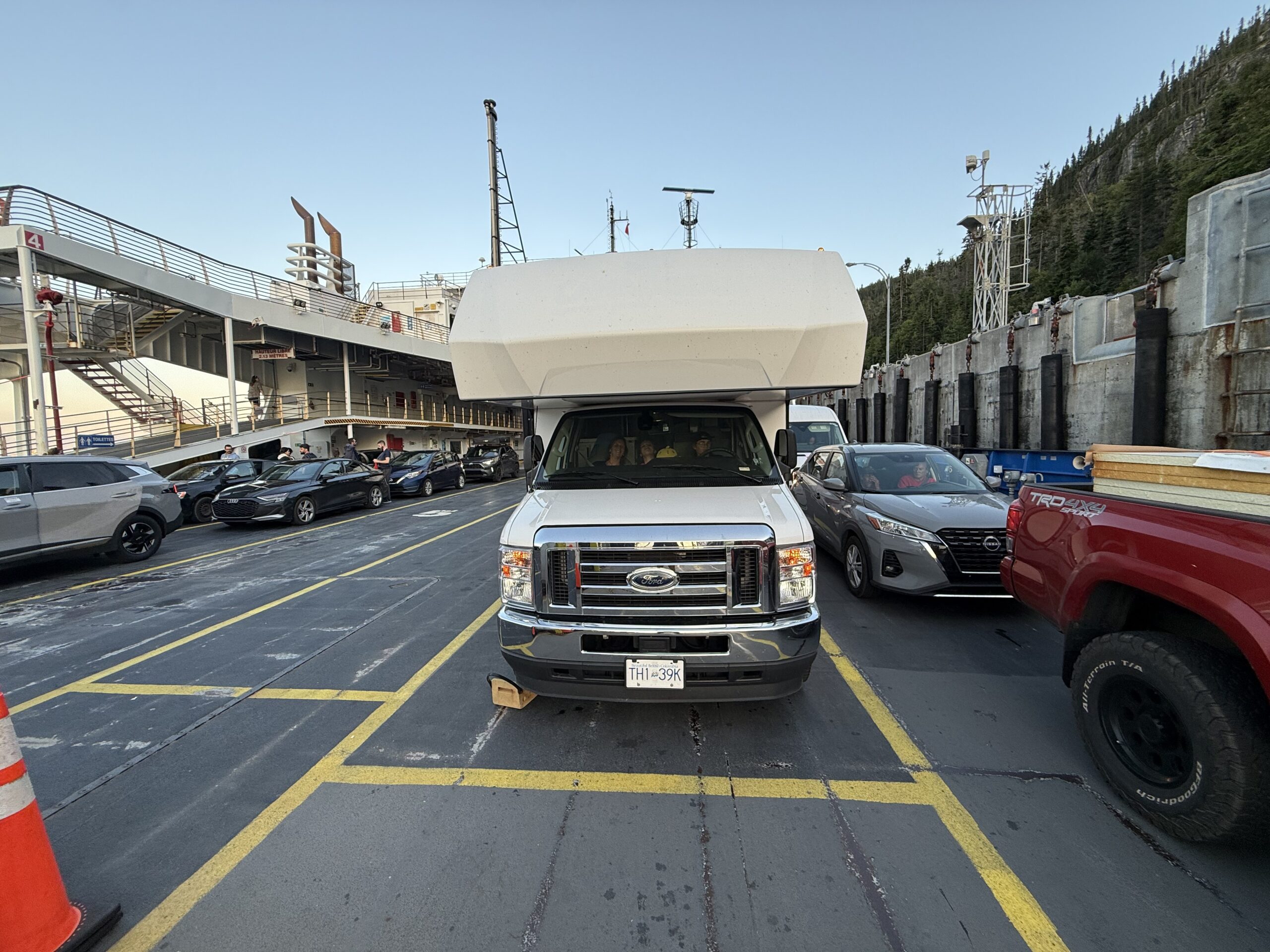 Un camion est garé sur un parking, Baie-Sainte-Catherine, Québec, Canada