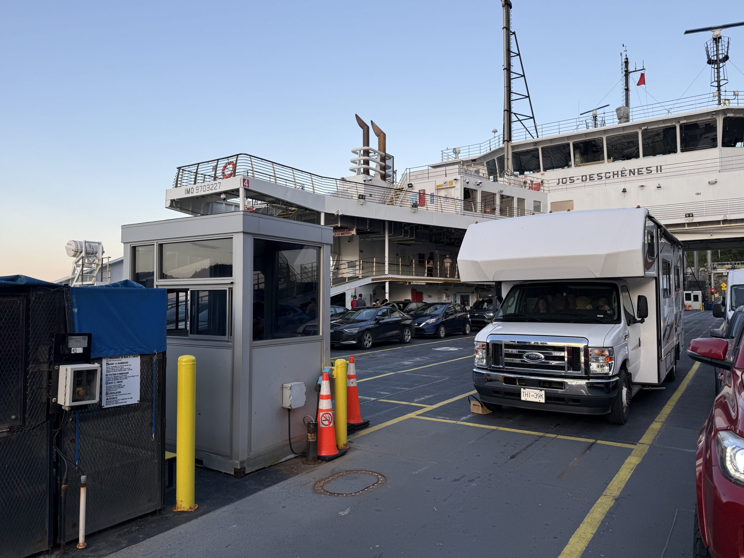 Un ferry avec un bateau en arrière-plan, Baie-Sainte-Catherine, Québec, Canada
