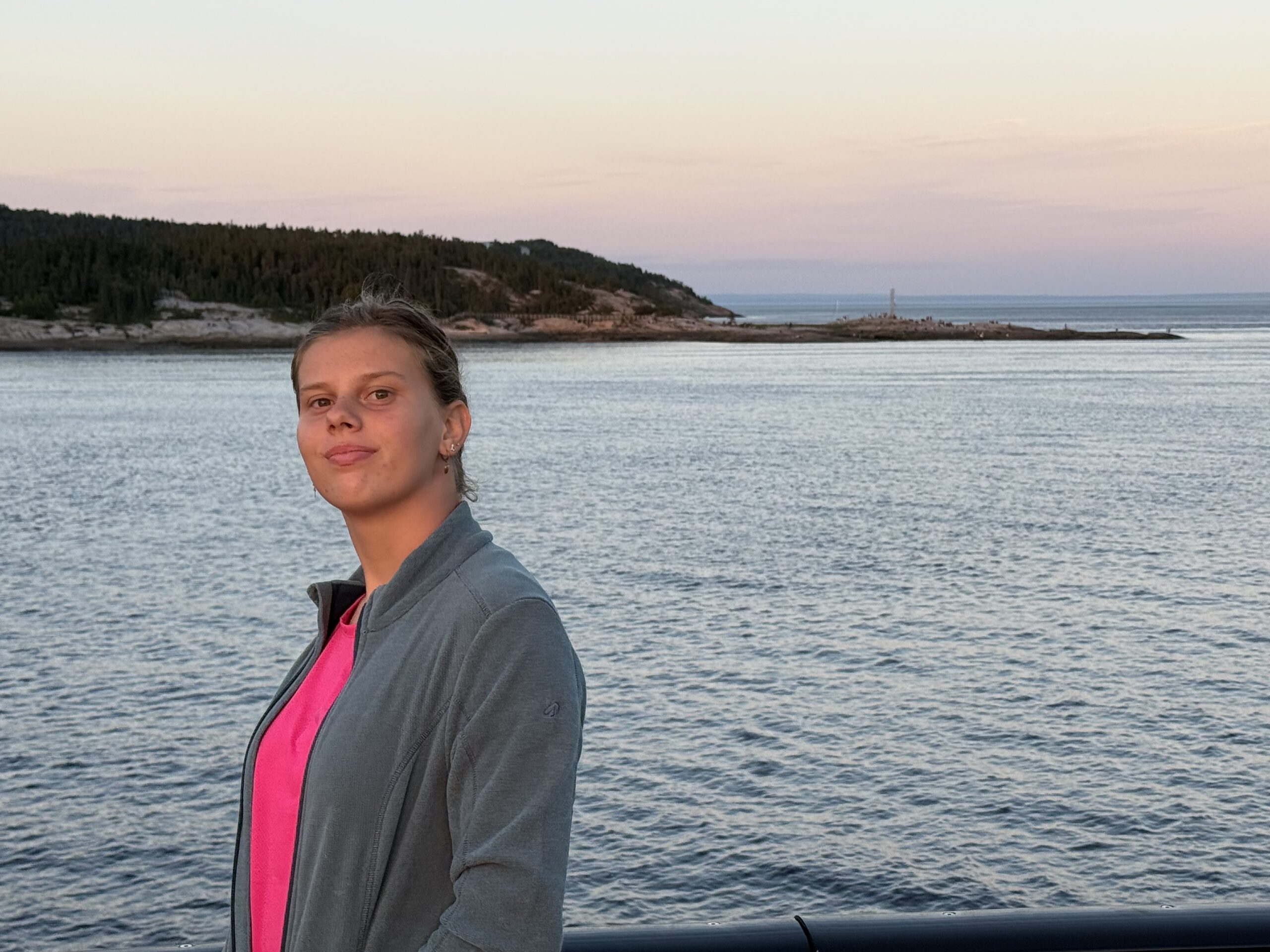 Une femme debout sur un bateau regardant la caméra, Québec, Canada
