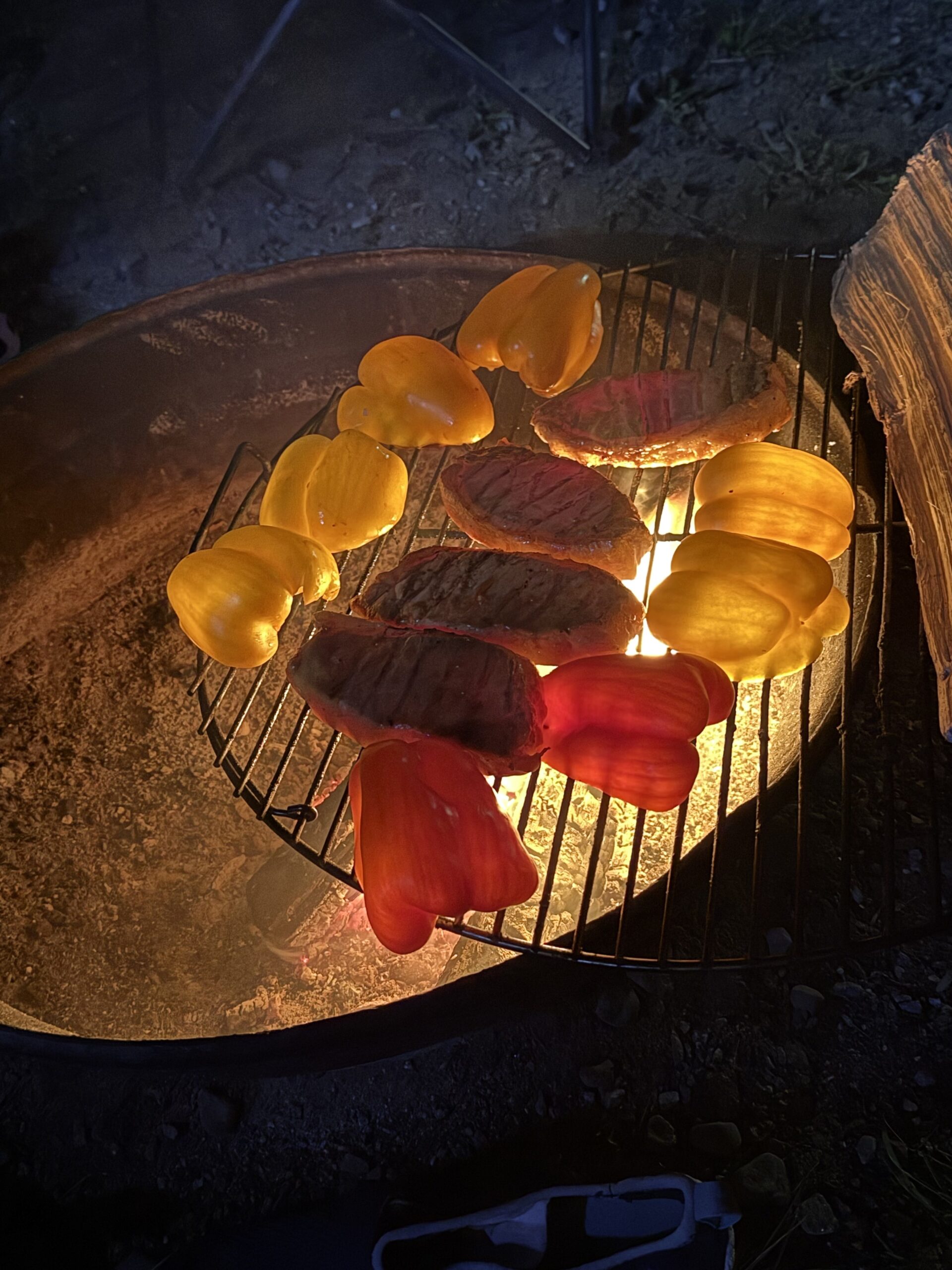 Un grill avec un tas de poivrons dessus, Tadoussac, Québec, Canada