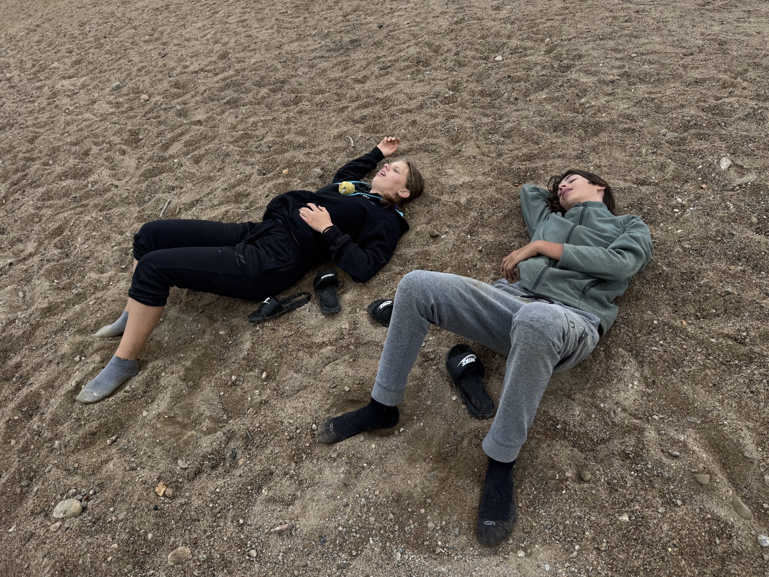 deux personnes allongées sur le sol, Tadoussac, Québec, Canada