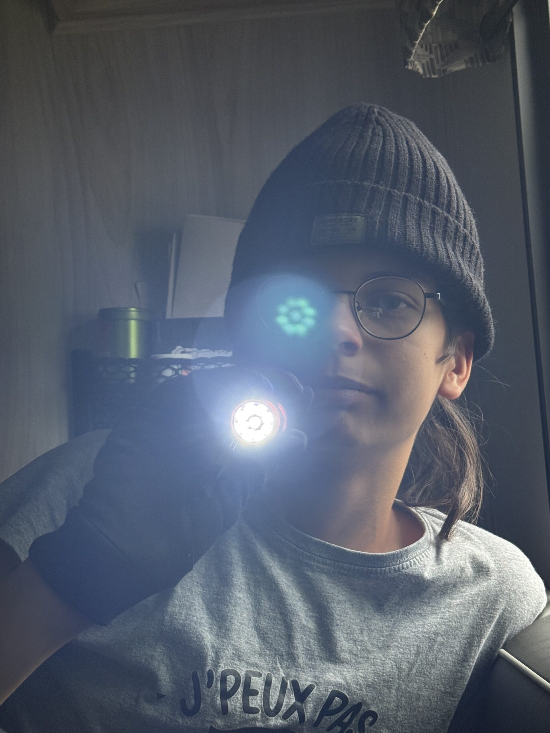 une femme portant un chapeau et des lunettes tenant un appareil photo, Les Escoumins, Québec, Canada