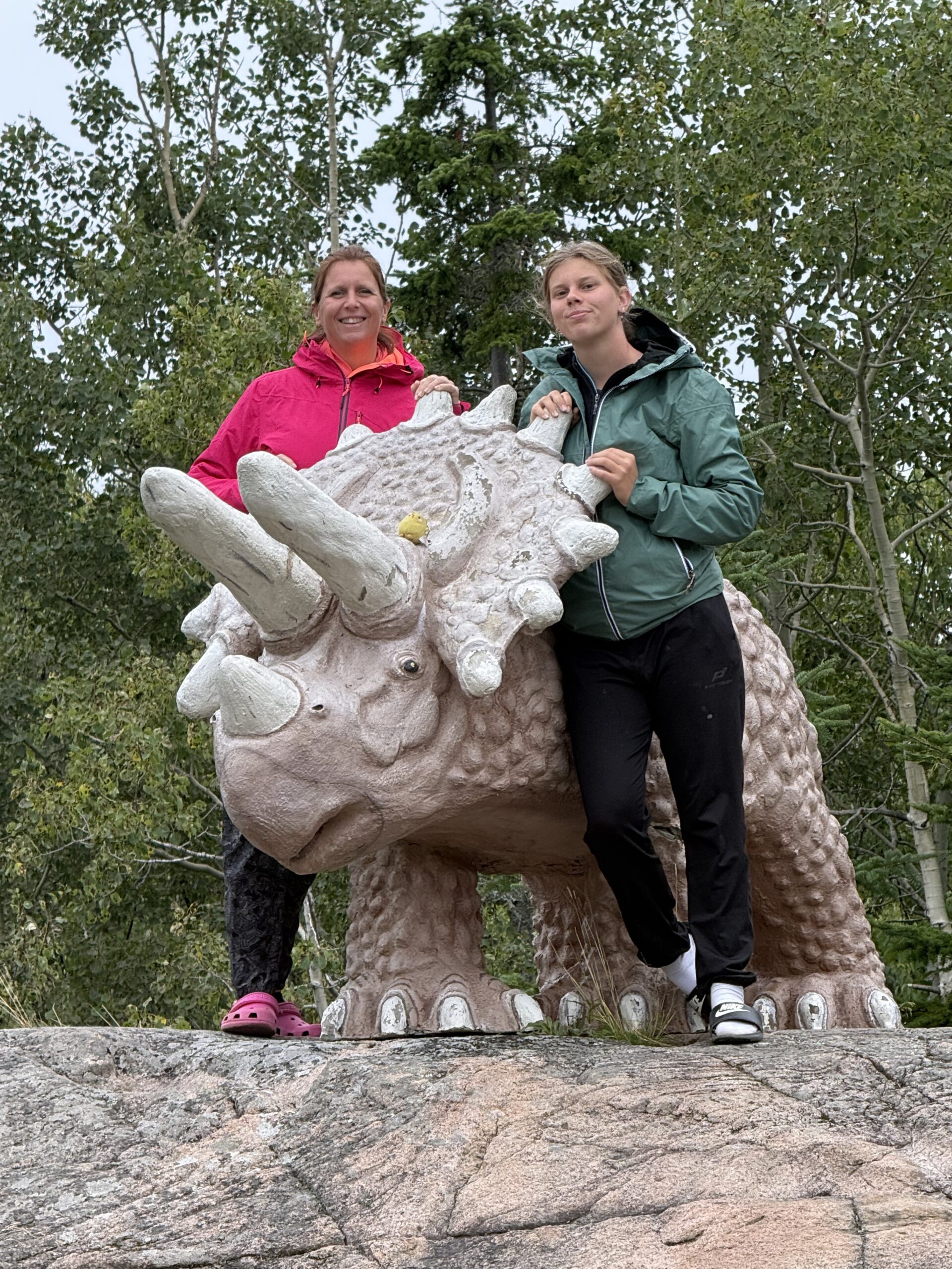 une femme et un garçon posant avec un rhinocéros empaillé, Ragueneau, Québec, Canada