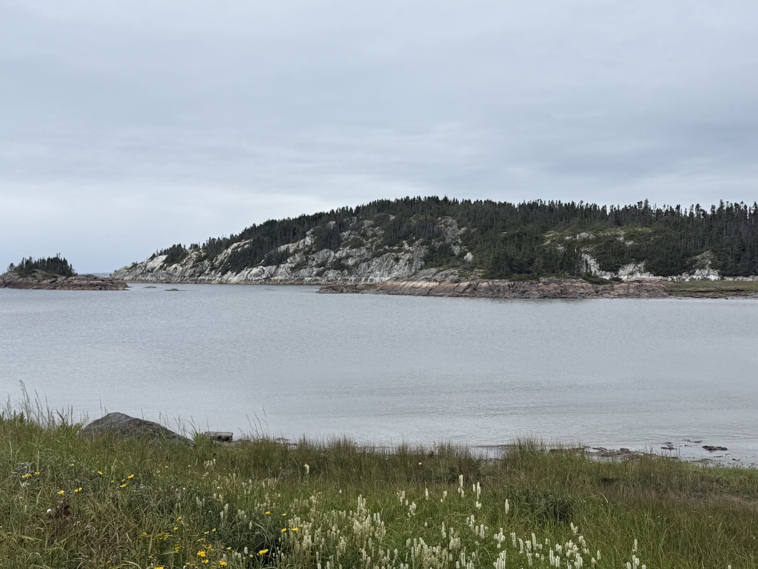 un lac avec une petite île à l'arrière-plan, Ragueneau, Québec, Canada