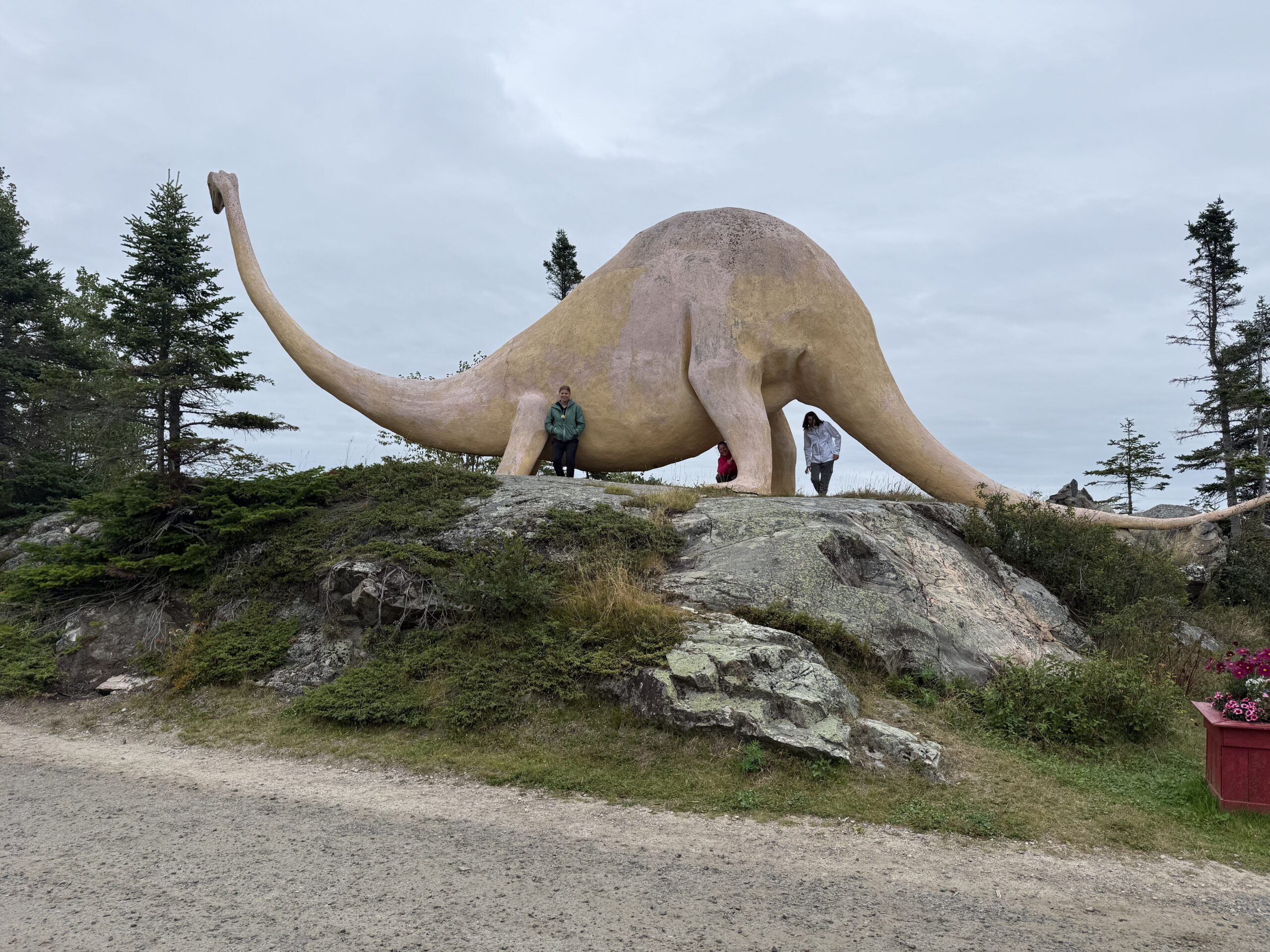 une grande statue de dinosaure sur une colline, Ragueneau, Québec, Canada