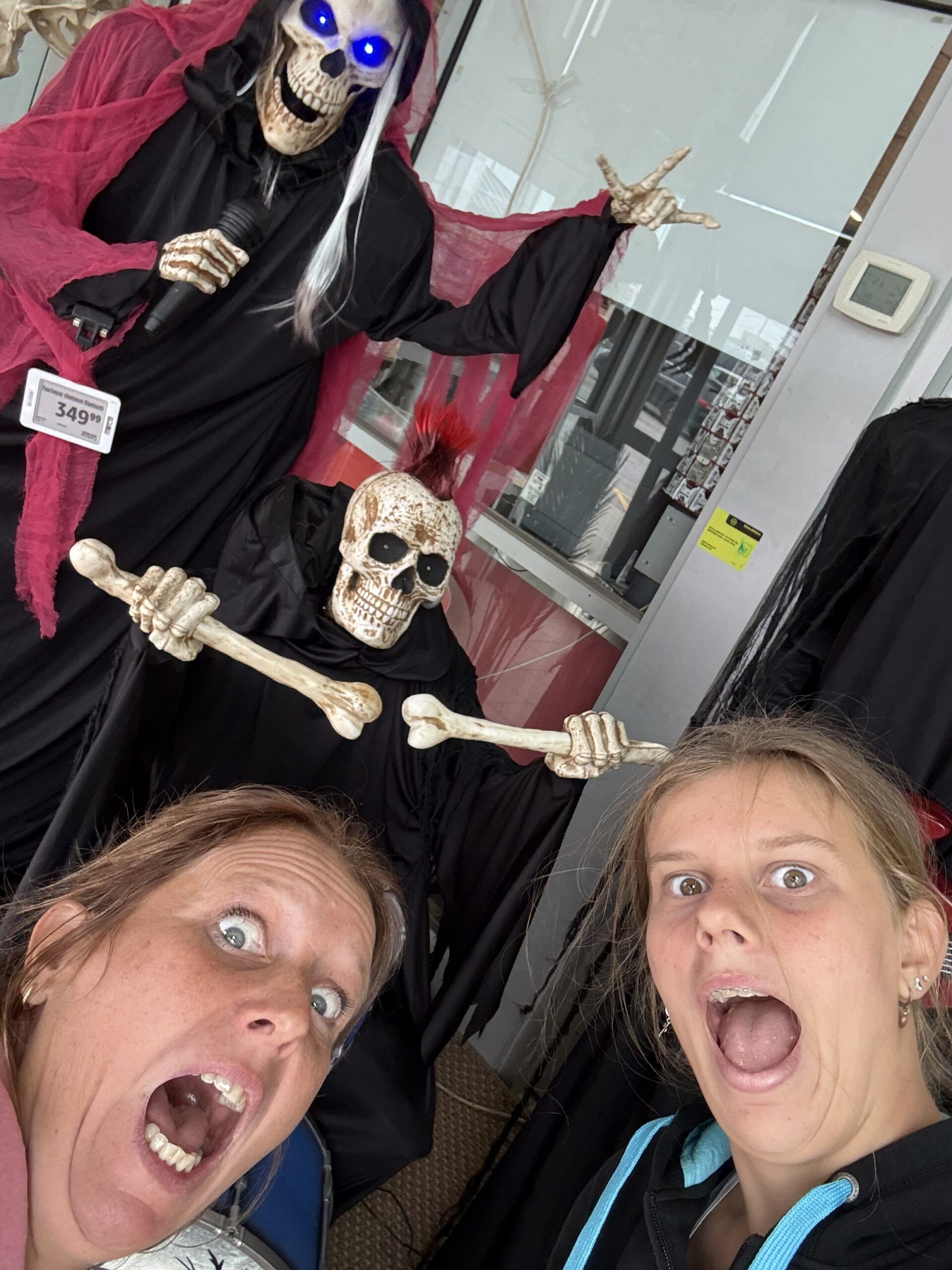un groupe de personnes en costumes posant pour une photo, Baie-Comeau, Québec, Canada