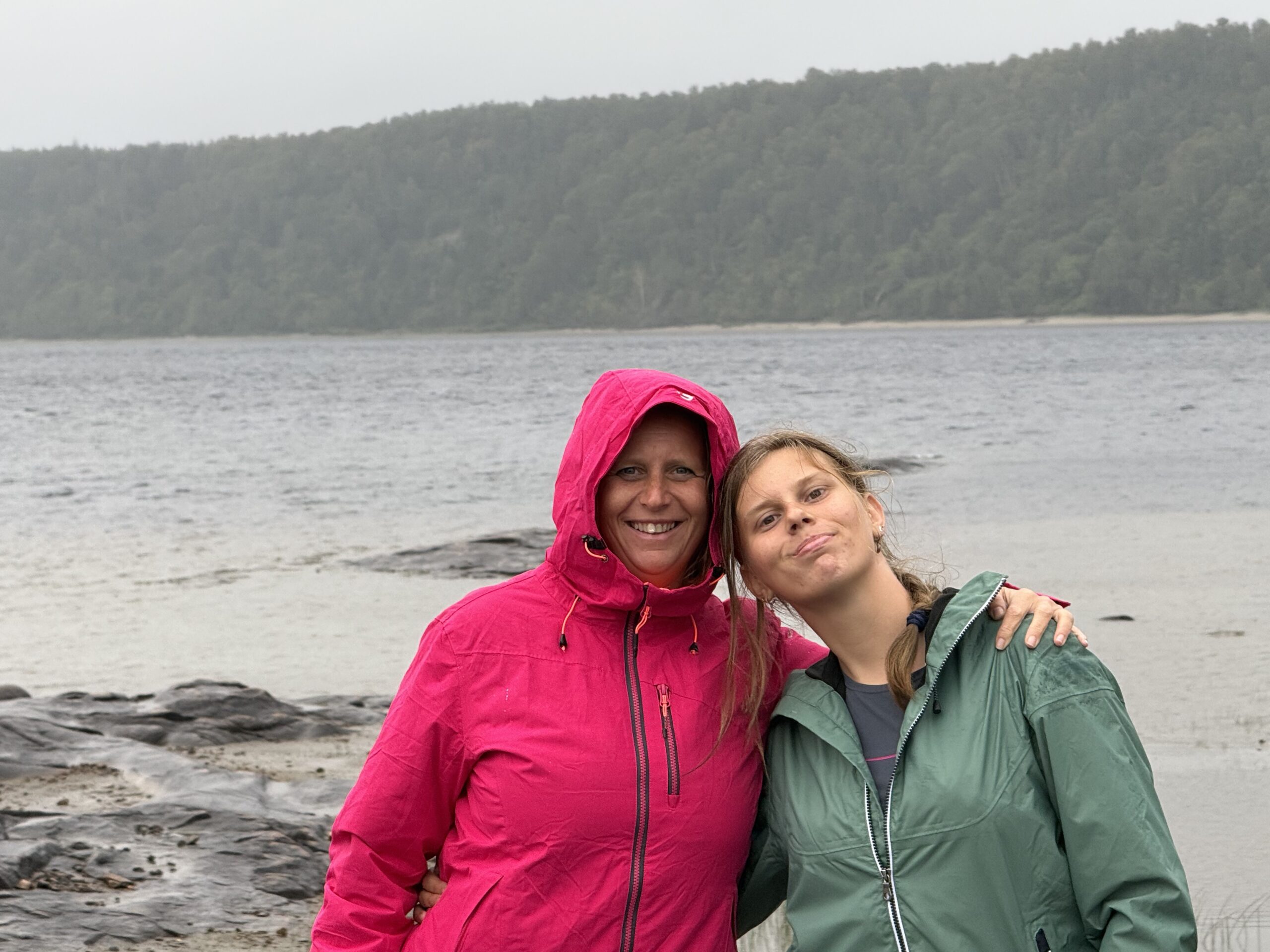 deux femmes debout sur une plage rocheuse, Québec, Canada