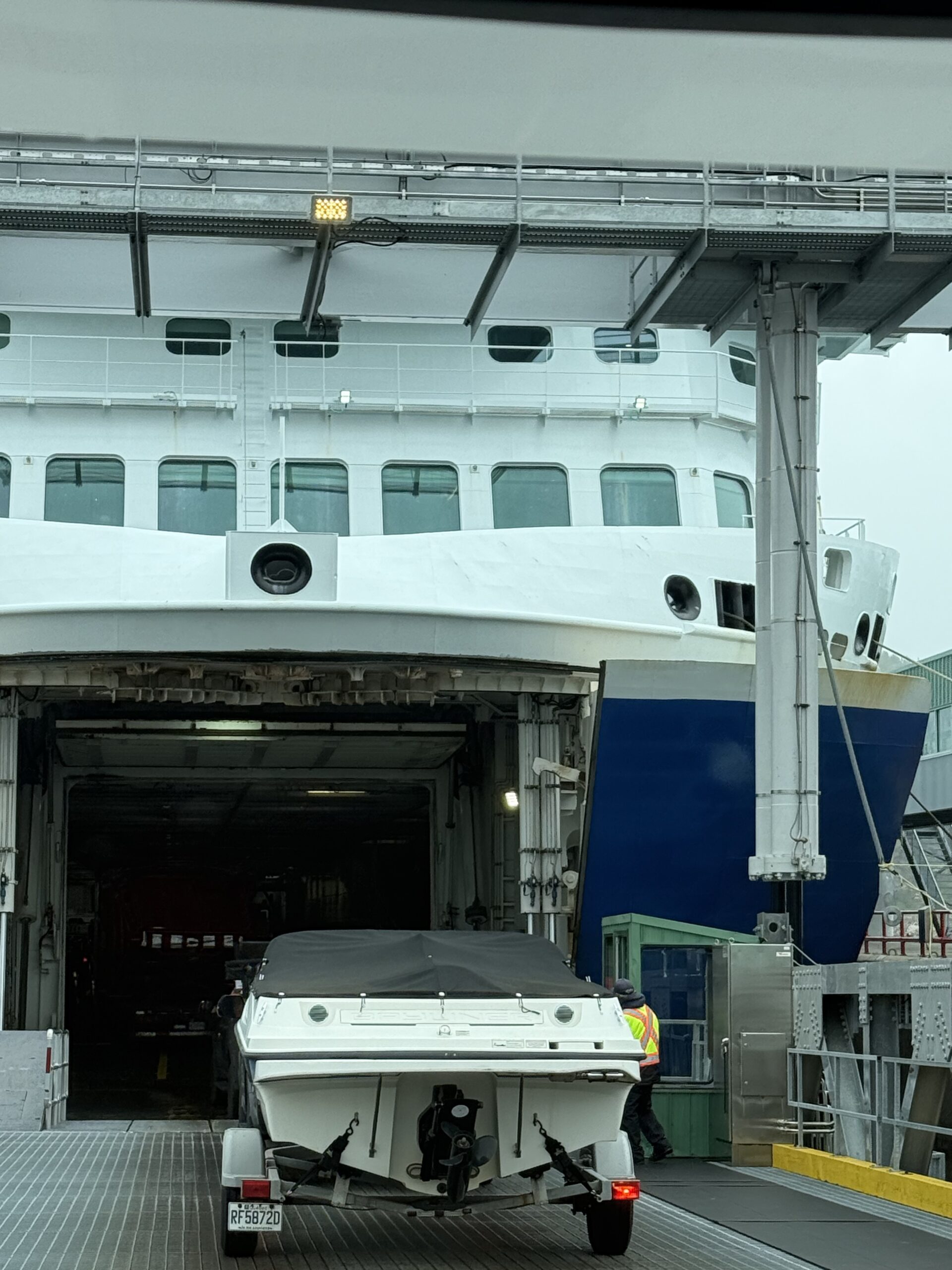 un bateau amarré à un quai, Godbout, Québec, Canada