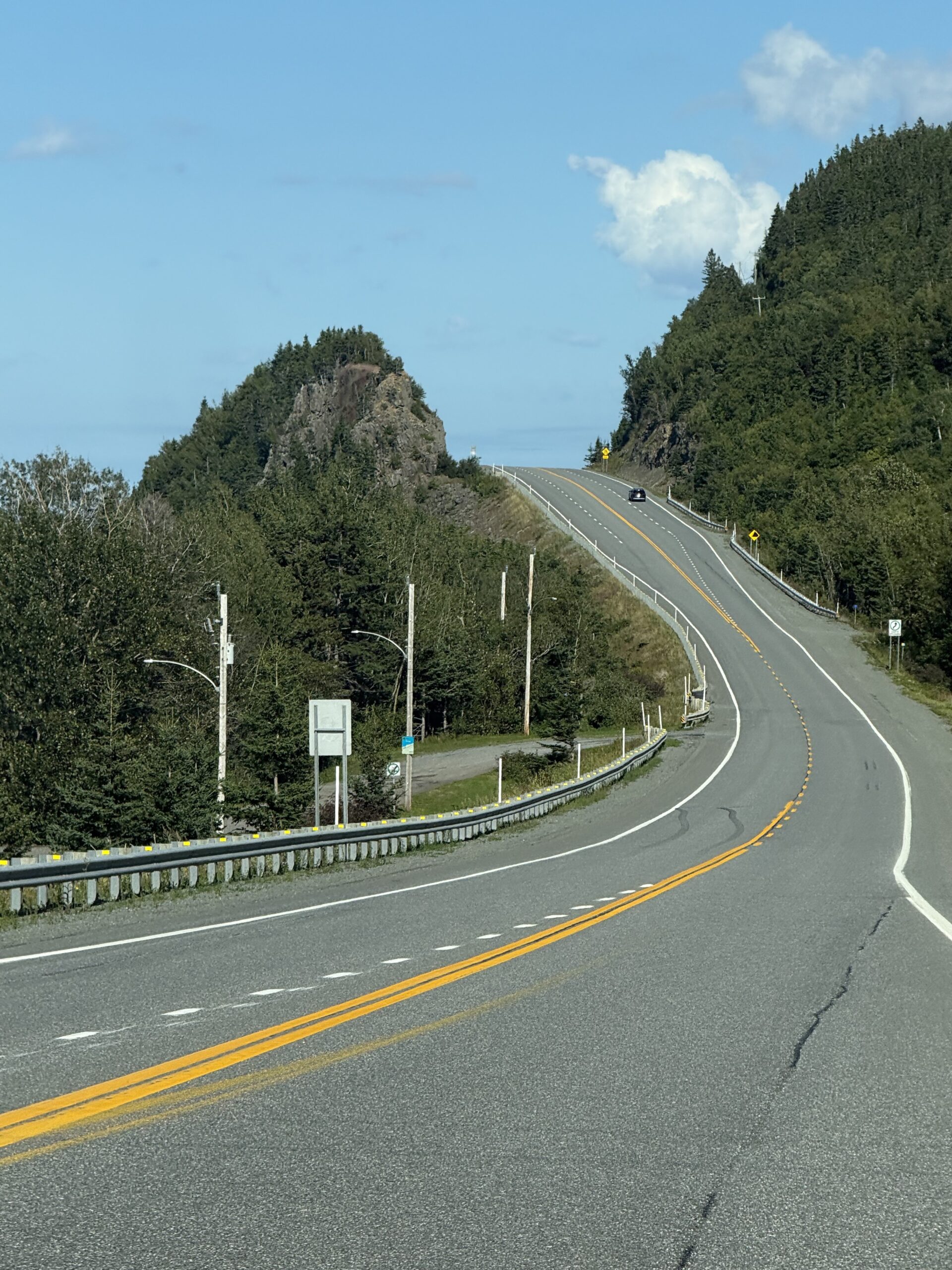 une route avec une ligne jaune, Sainte-Anne-des-Monts, Québec, Canada