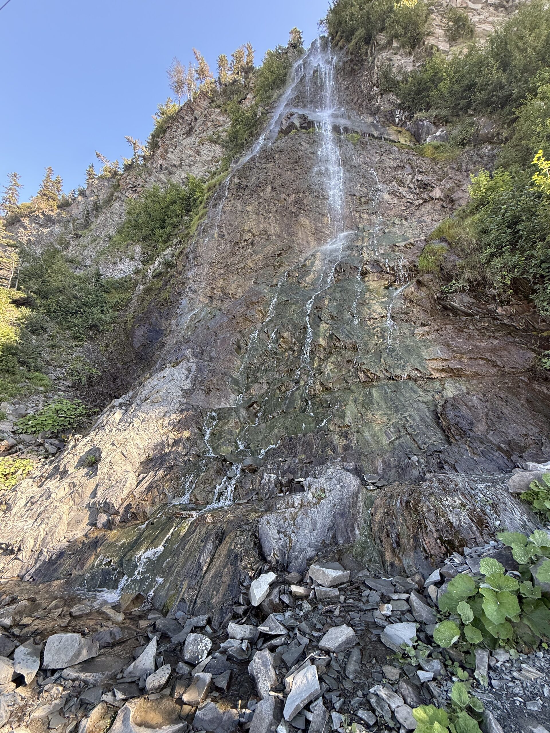 une cascade dans les montagnes, La Martre, Québec, Canada