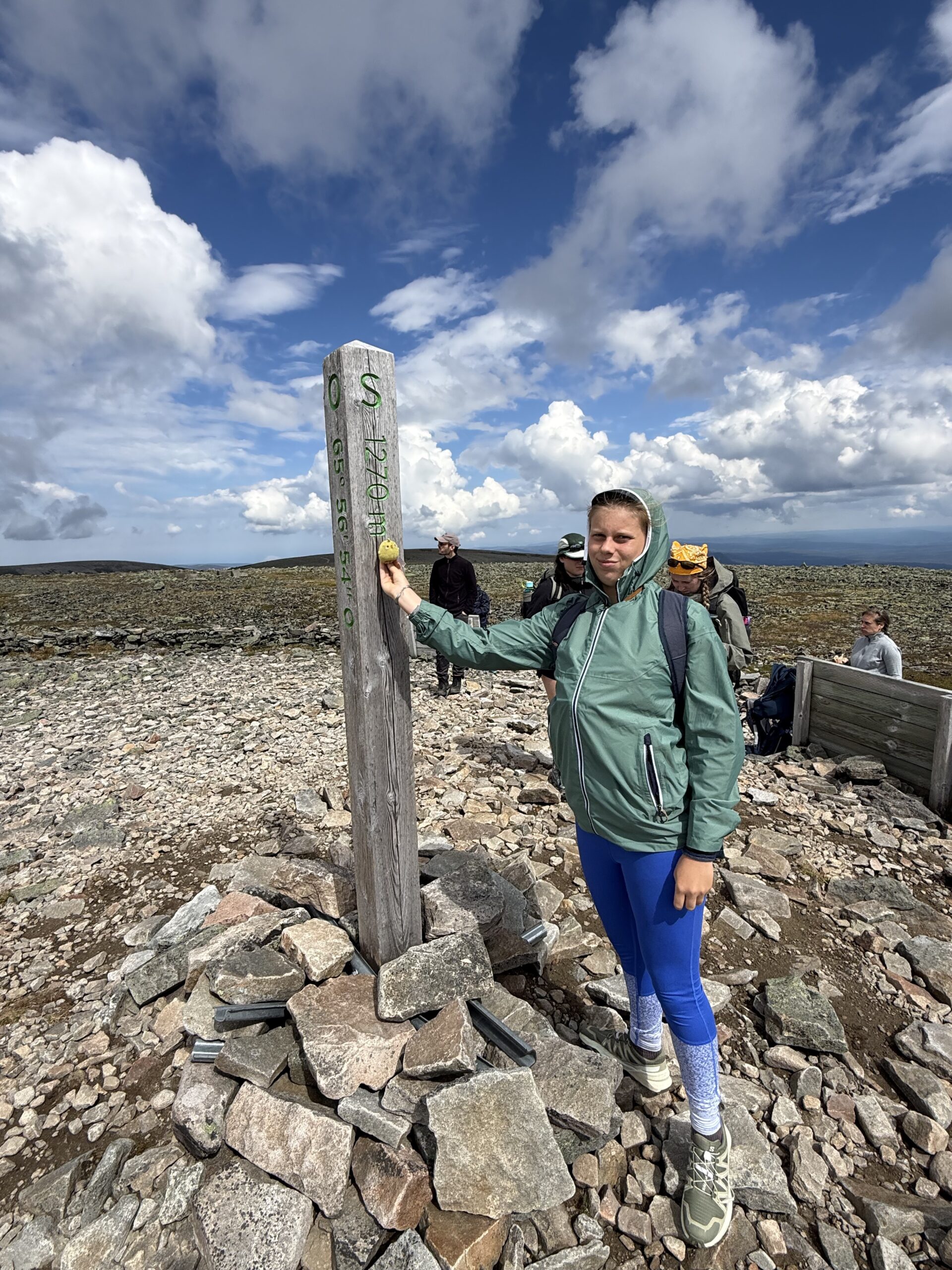 une femme debout sur une montagne rocheuse, Mont-Albert, Québec, Canada