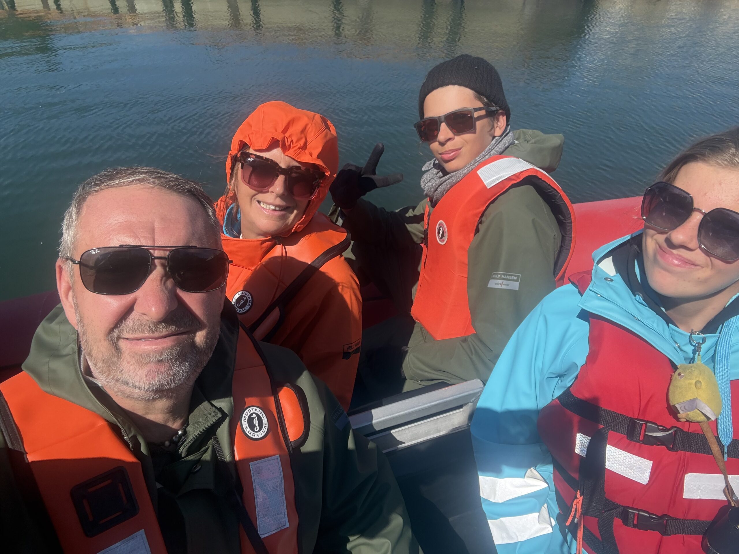 un groupe de personnes en gilets de sauvetage sur un bateau, Gaspé, Québec, Canada