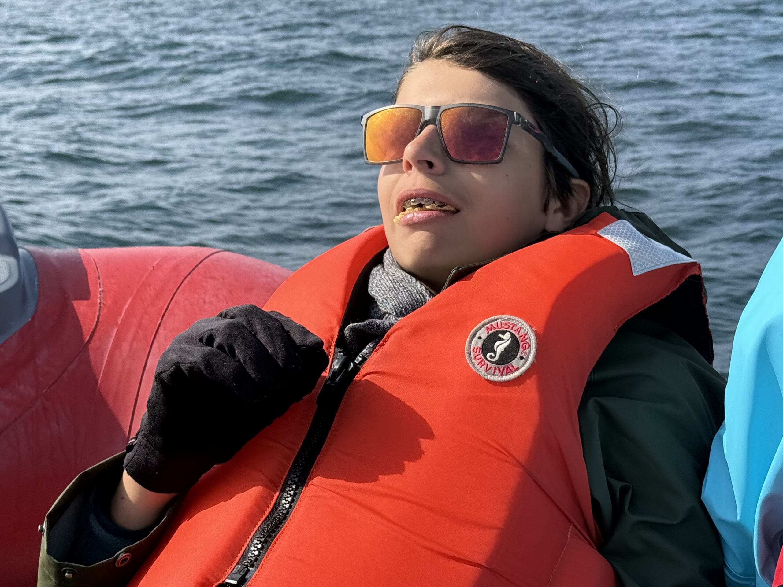 une femme en gilet de sauvetage et lunettes de soleil sur un bateau, Québec, Canada