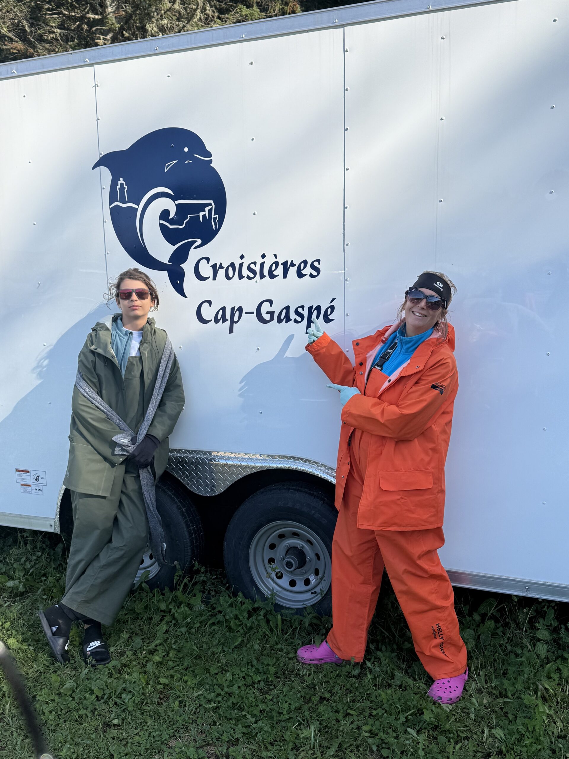deux personnes en combinaisons orange, Gaspé, Québec, Canada