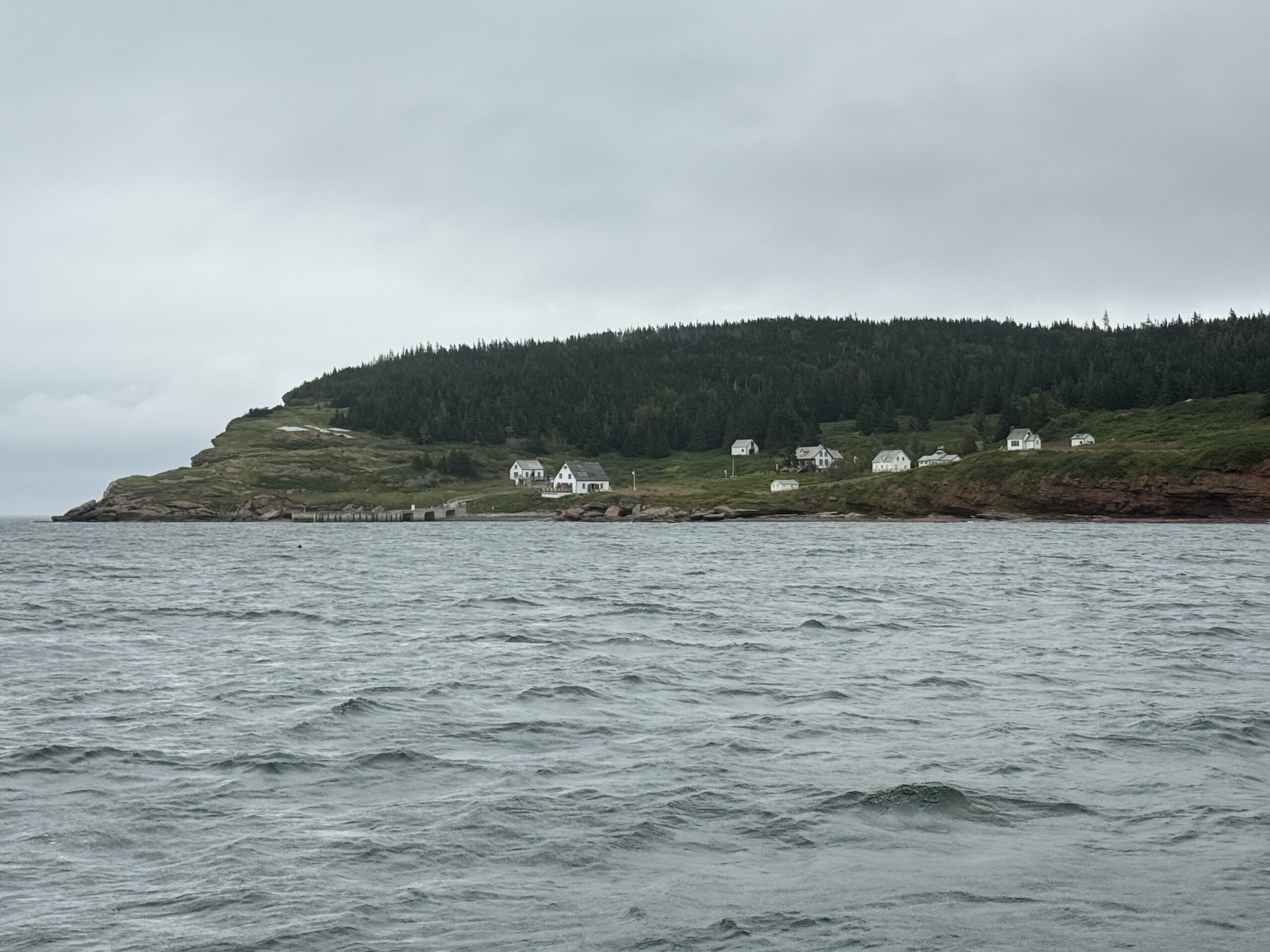 a small island with a few houses on it, Québec, Canada