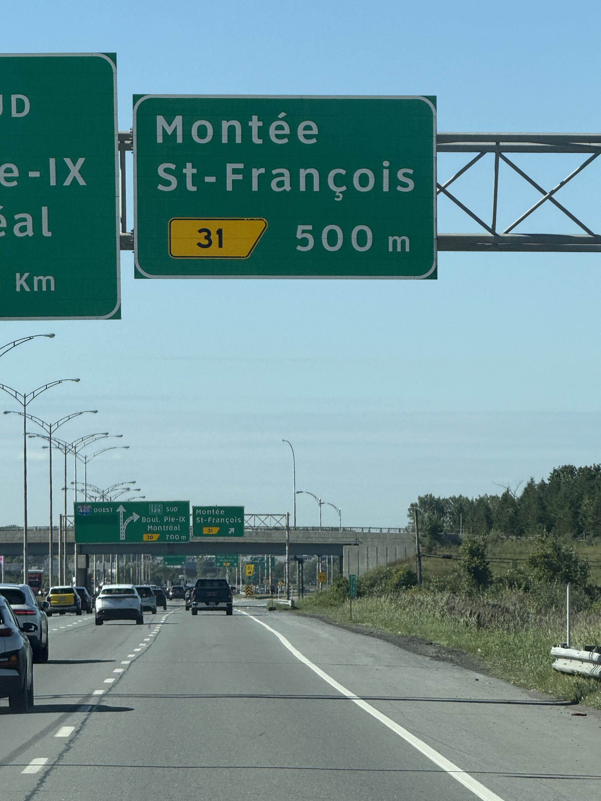 un panneau de signalisation sur une autoroute, Laval, Québec, Canada