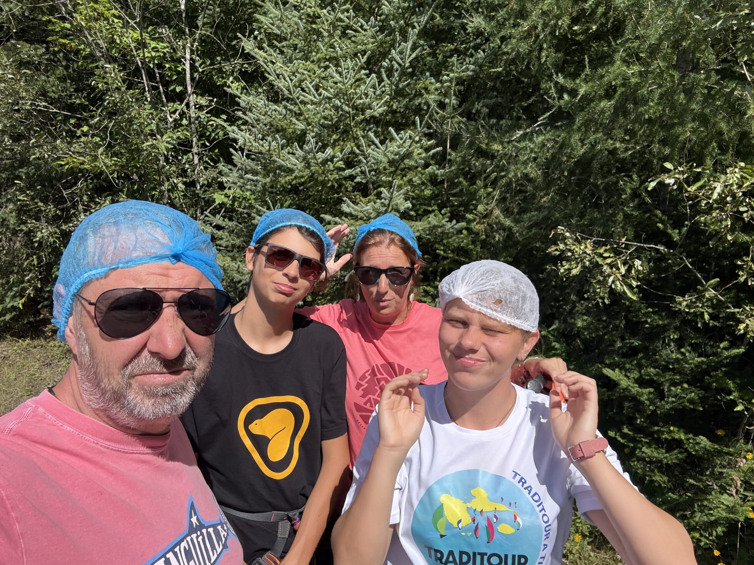 un groupe de personnes debout devant un buisson, Val-des-Lacs, Québec, Canada