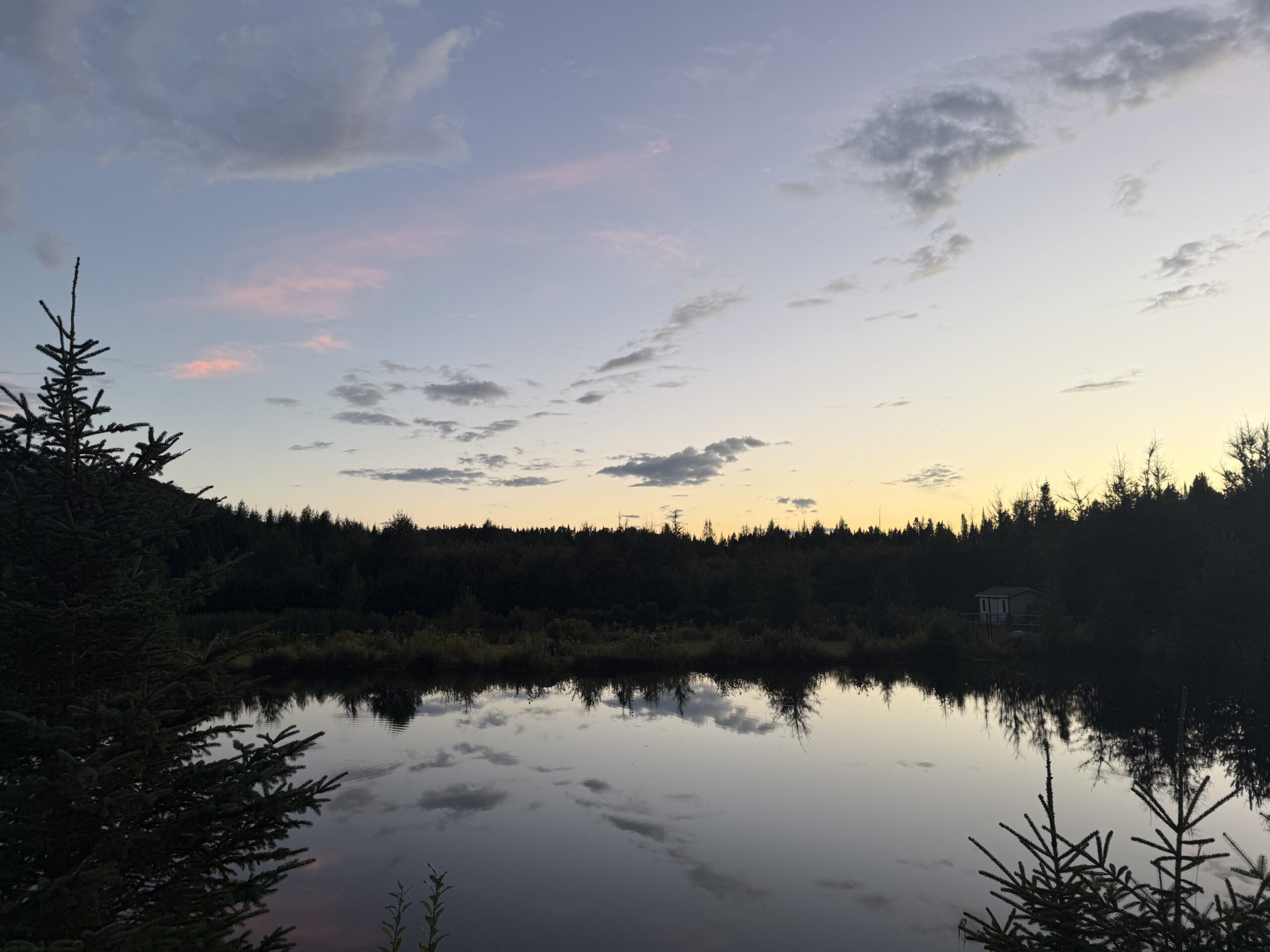 un lac avec des arbres et un ciel en arrière-plan, Val-des-Lacs, Québec, Canada