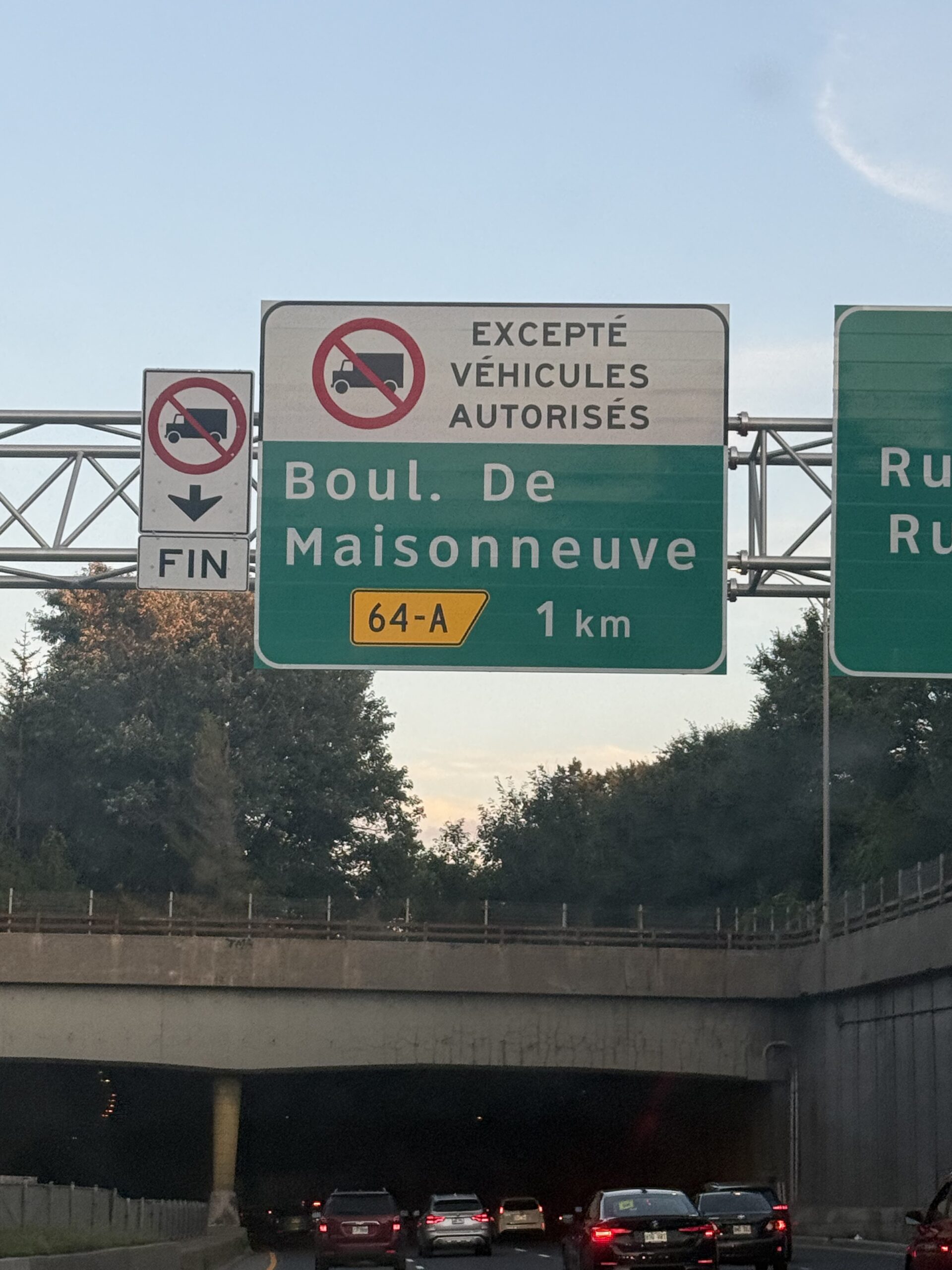 a freeway with a bunch of trees in the background, Montréal, Québec, Canada