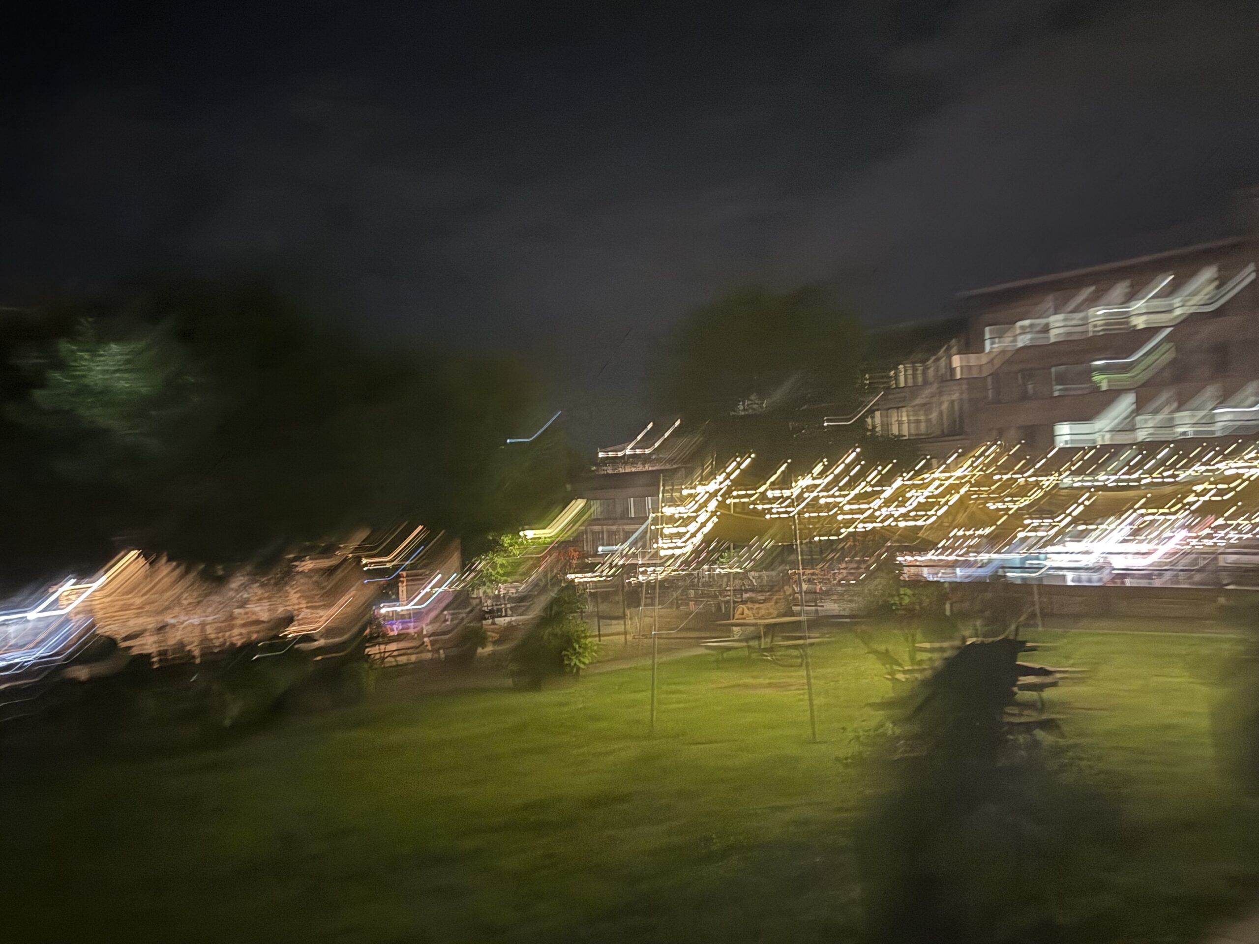 a blur of a building, Montréal, Québec, Canada