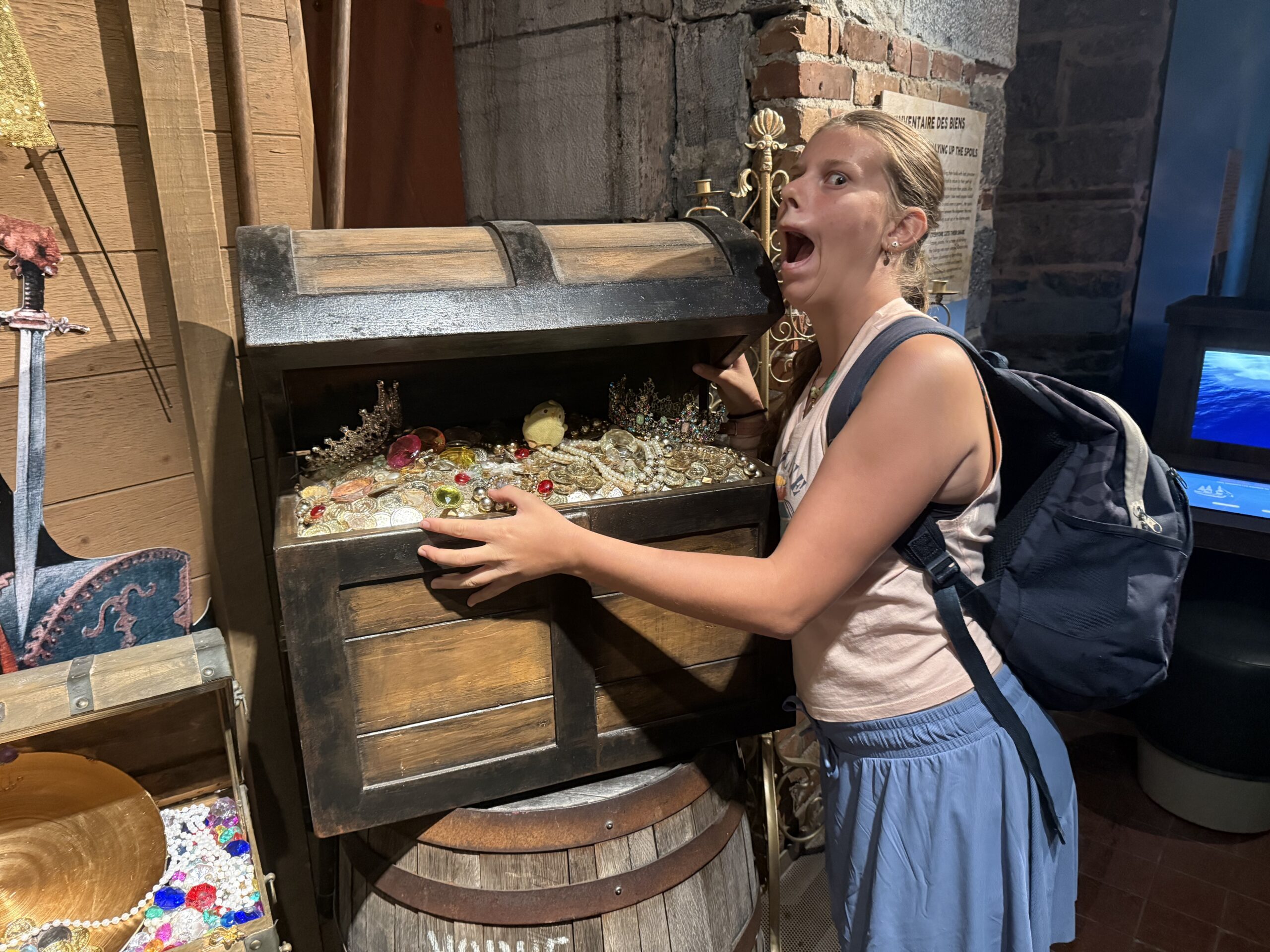 a woman is opening a pizza oven, Montréal, Québec, Canada