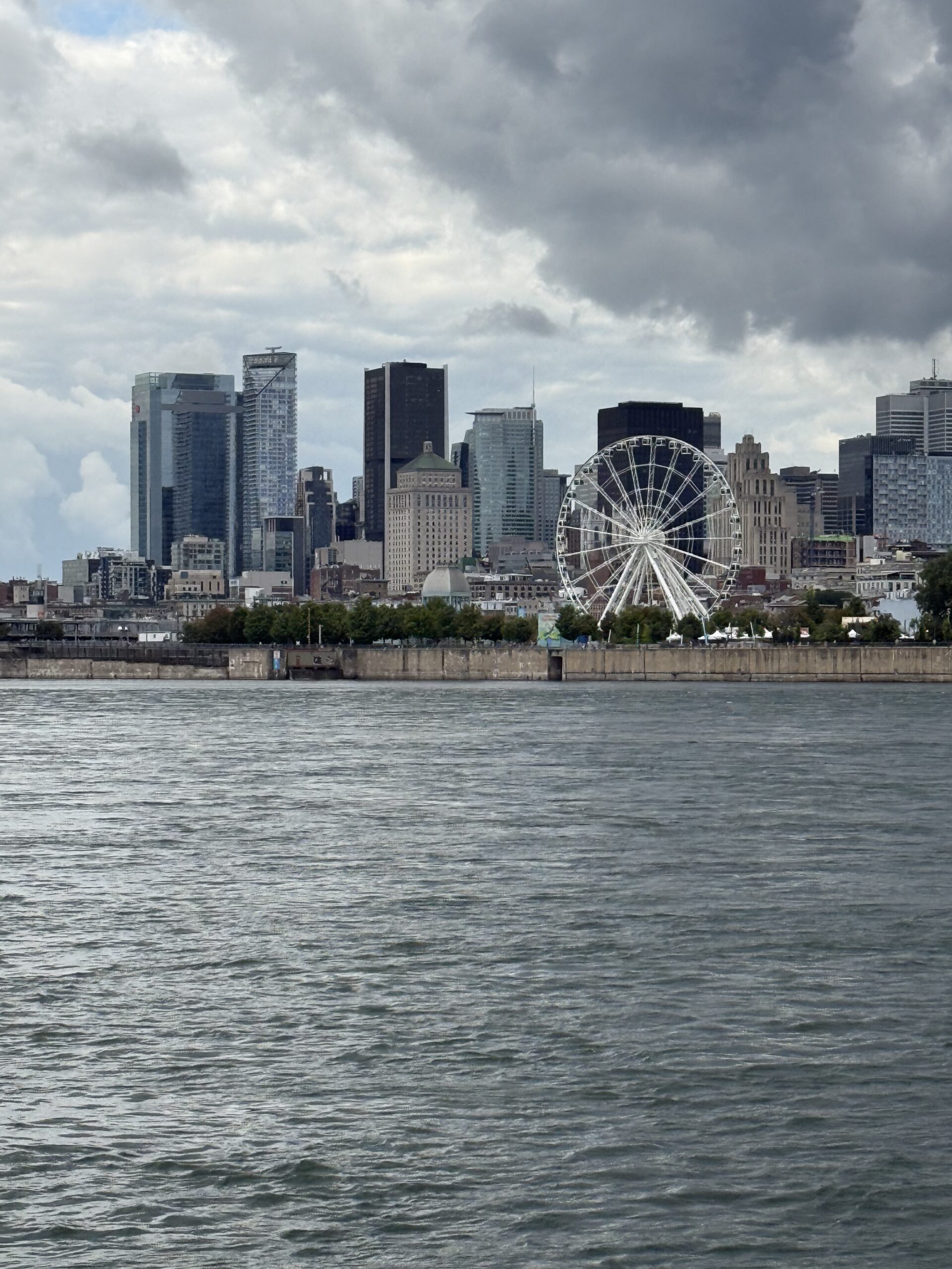 a large body of water, Montréal, Québec, Canada